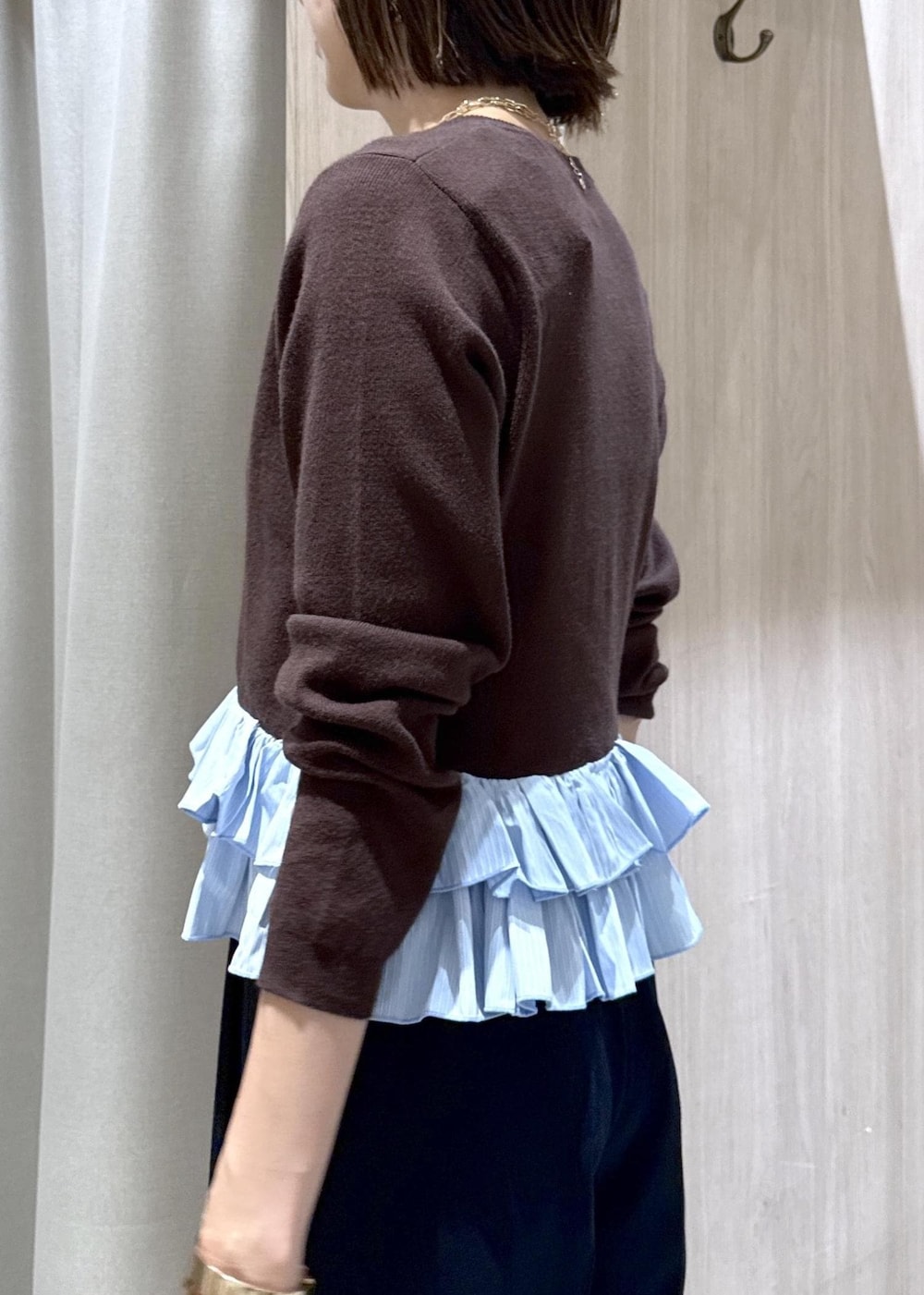 ブラック系のパンプス、ブルー系のその他パンツ、ブラック系のビジネスバッグを着用したレディースの秋コーディネートの9枚目の写真