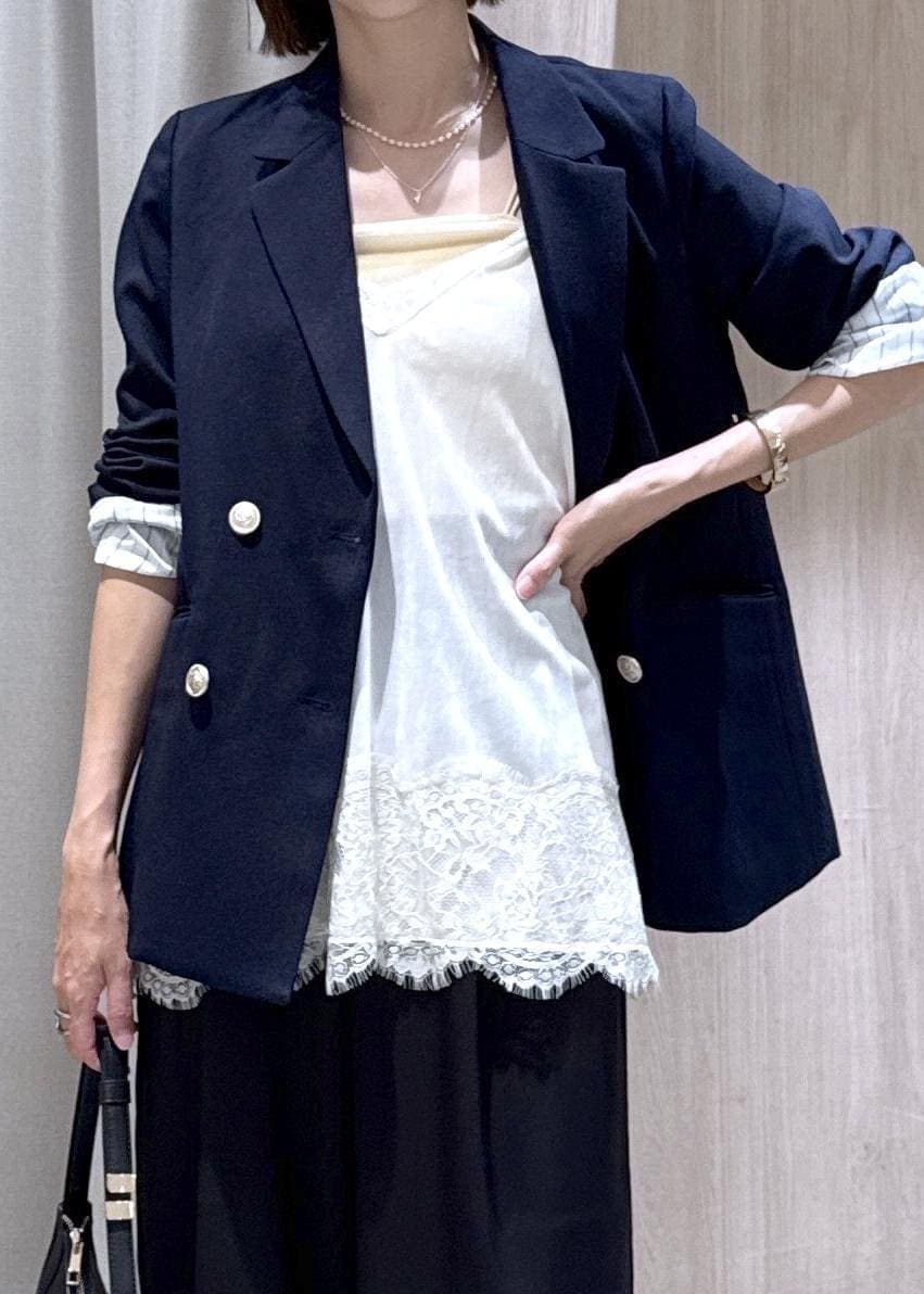 ブラック系のショルダーバッグ、ブラック系のその他パンツ、ブラック系のローファーを着用したレディースの秋コーディネートの3枚目の写真