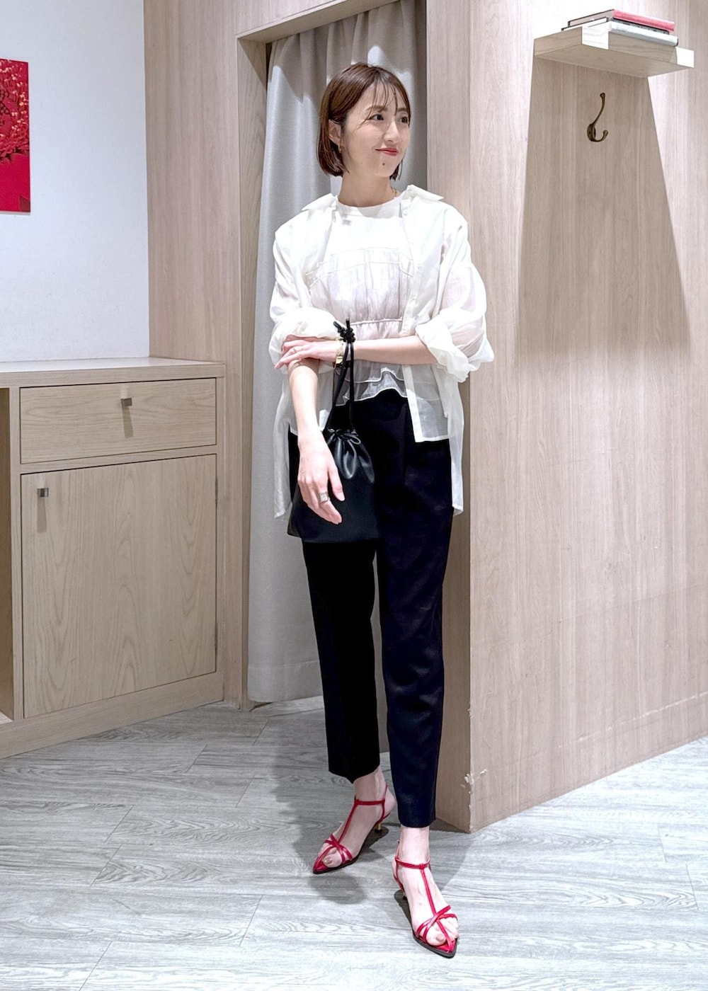 レッド系のサンダル、ホワイト系のシャツ/ブラウス、ホワイト系のTシャツ/カットソーを着用したレディースの春コーディネートの2枚目の写真