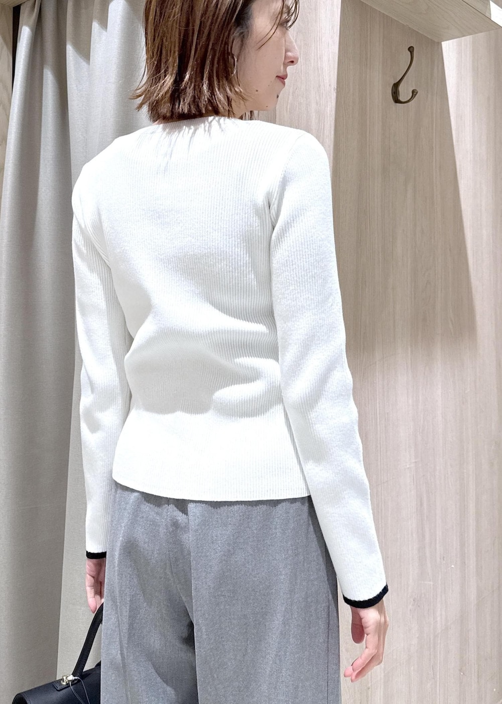 グレー系のその他パンツ、ブルー系のテーラードジャケット、ブラック系のハンドバッグを着用したレディースの冬コーディネートの9枚目の写真