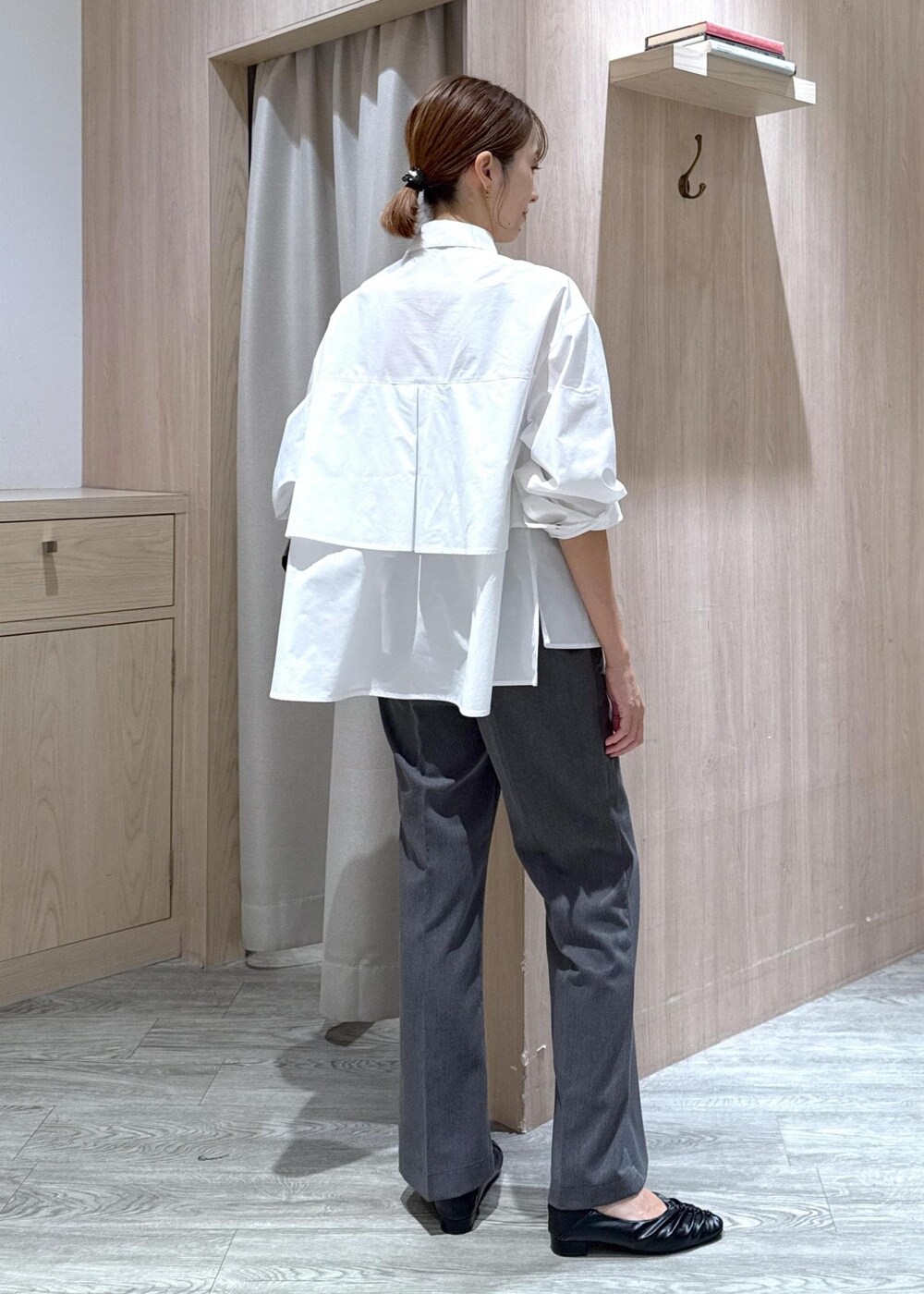 ブラック系のハンドバッグ、ブラック系のパンプス、ホワイト系のシャツ/ブラウスを着用したレディースの秋コーディネートの8枚目の写真