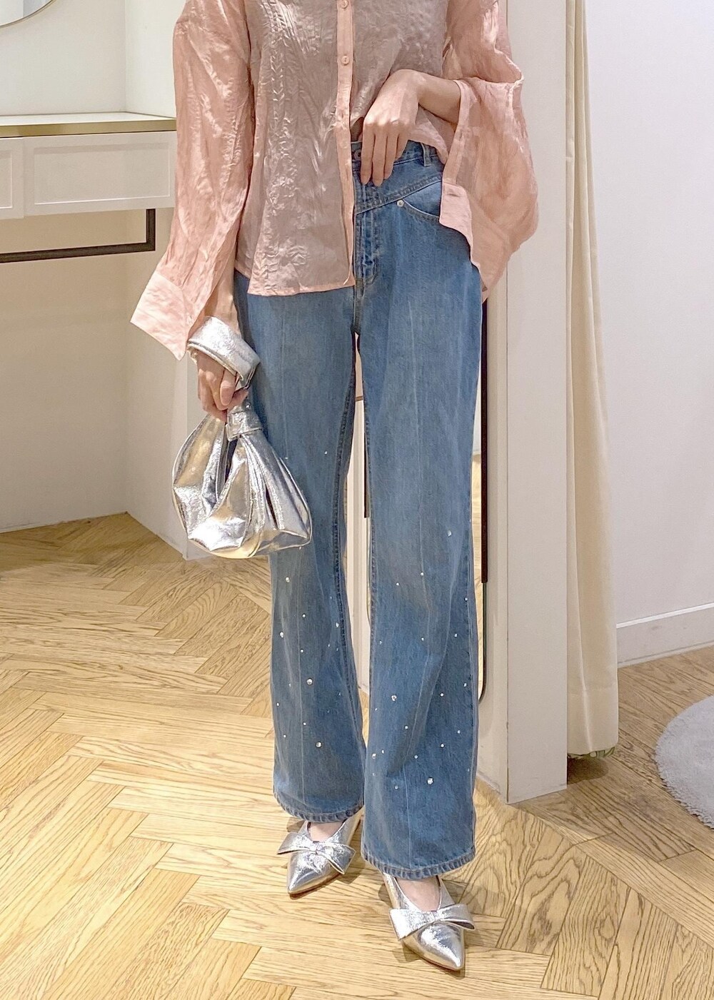 シルバー系のパンプス、ブラック系のキャミソール、シルバー系のハンドバッグを着用したレディースの夏コーディネートの4枚目の写真