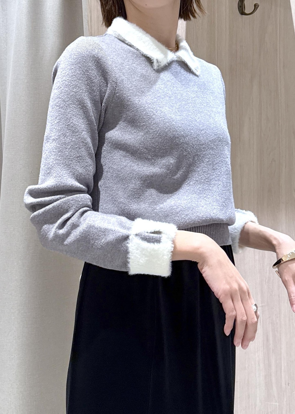 ブラック系のブーツ、ブラック系のスカート、ブラック系のダウンジャケット/コートを着用したレディースの冬コーディネートの7枚目の写真