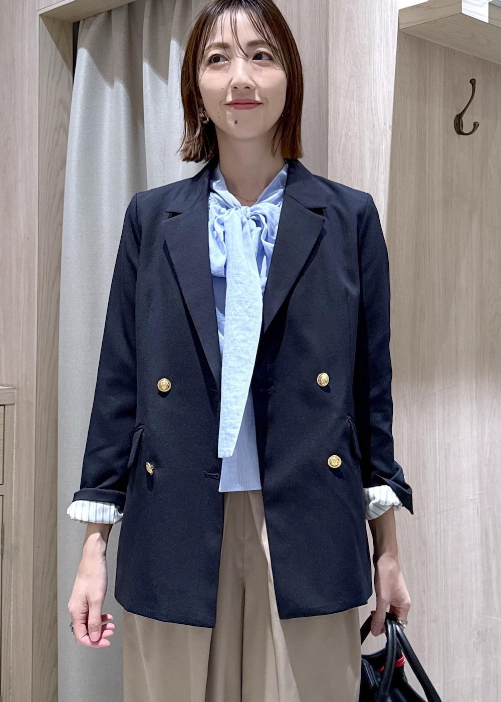 ブルー系のテーラードジャケット、ブルー系のシャツ/ブラウス、ベージュ系のその他パンツを着用したレディースの冬コーディネートの7枚目の写真