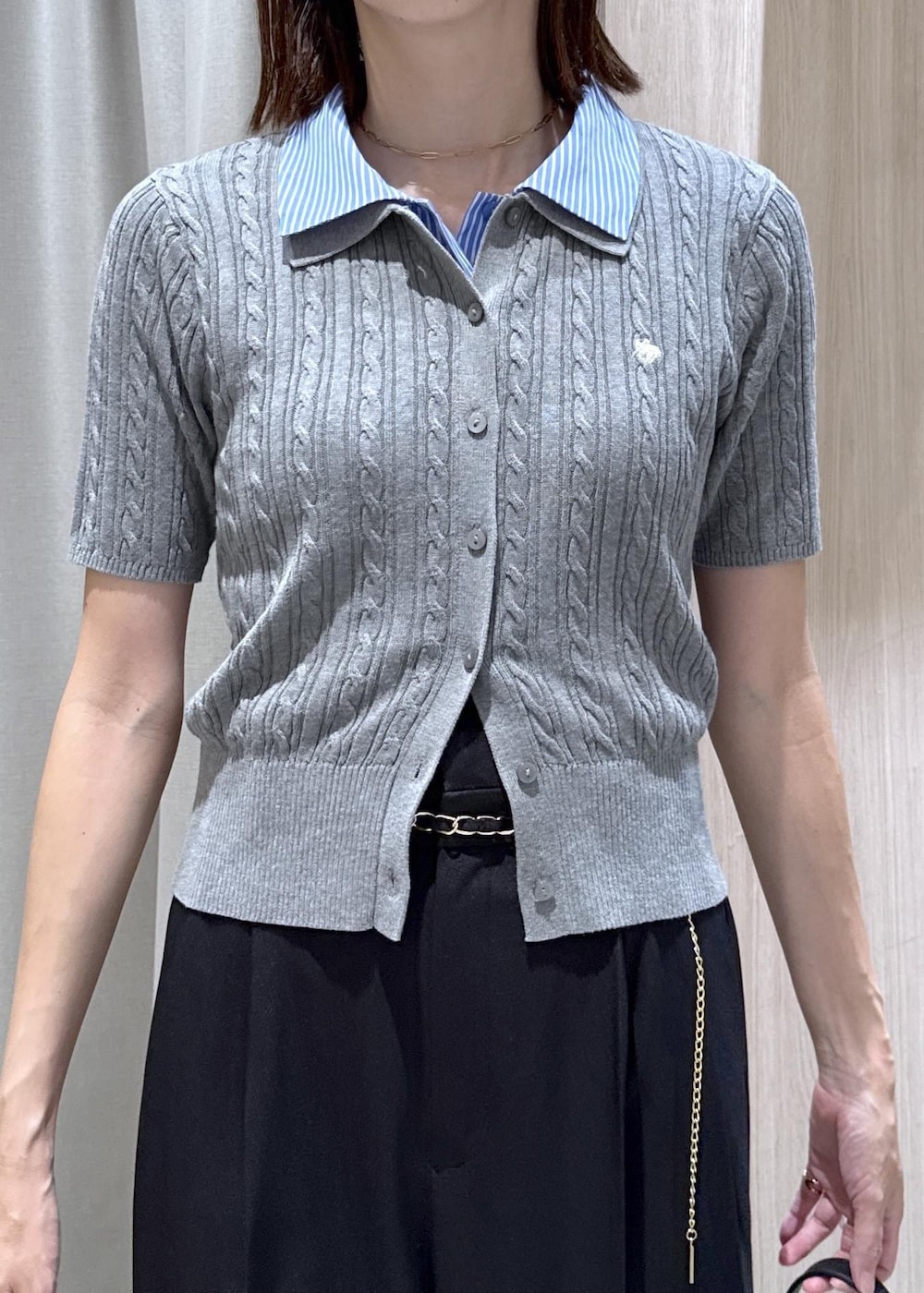 ブラック系のパンプス、グレー系のカーディガン/ボレロ、ブラック系のその他パンツを着用したレディースの夏コーディネートの9枚目の写真