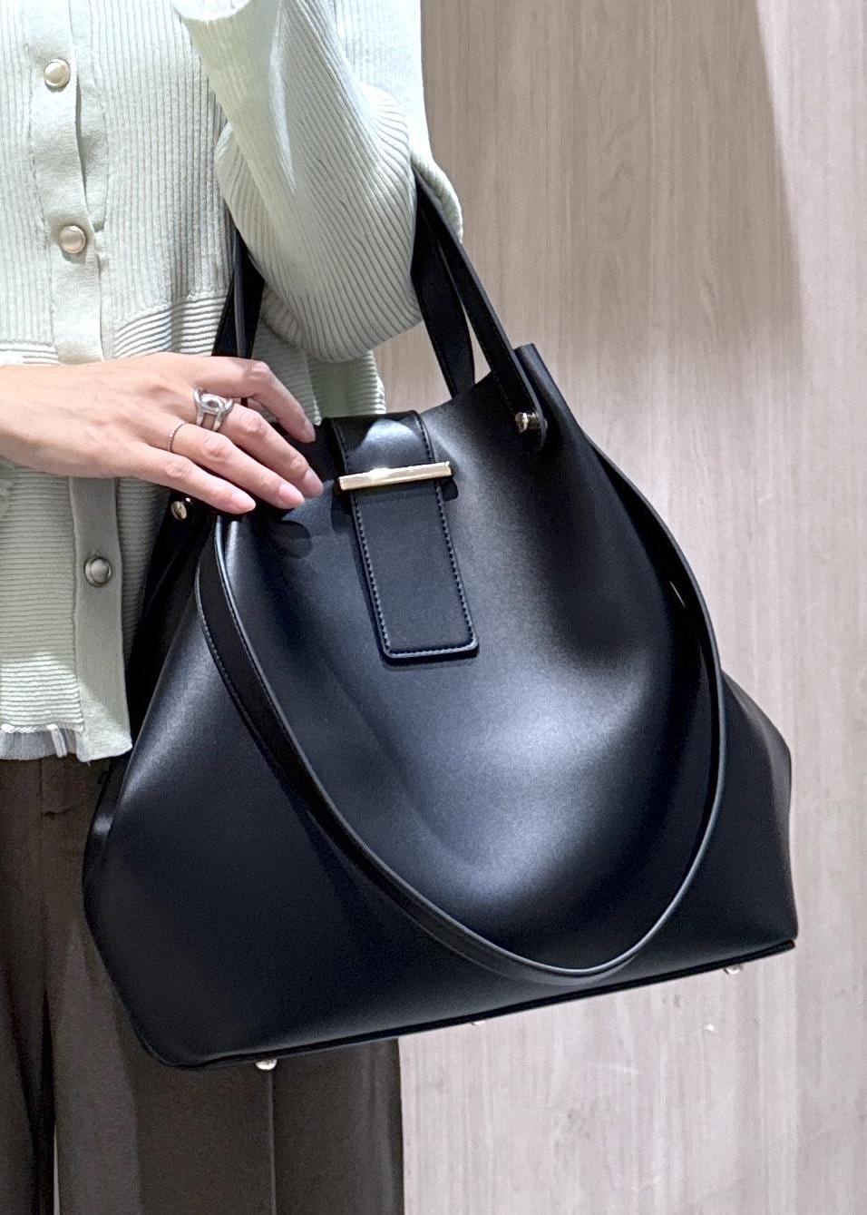 グリーン系のその他パンツ、ブラック系のビジネスバッグ、ブラック系のパンプスを着用したレディースの秋コーディネートの10枚目の写真