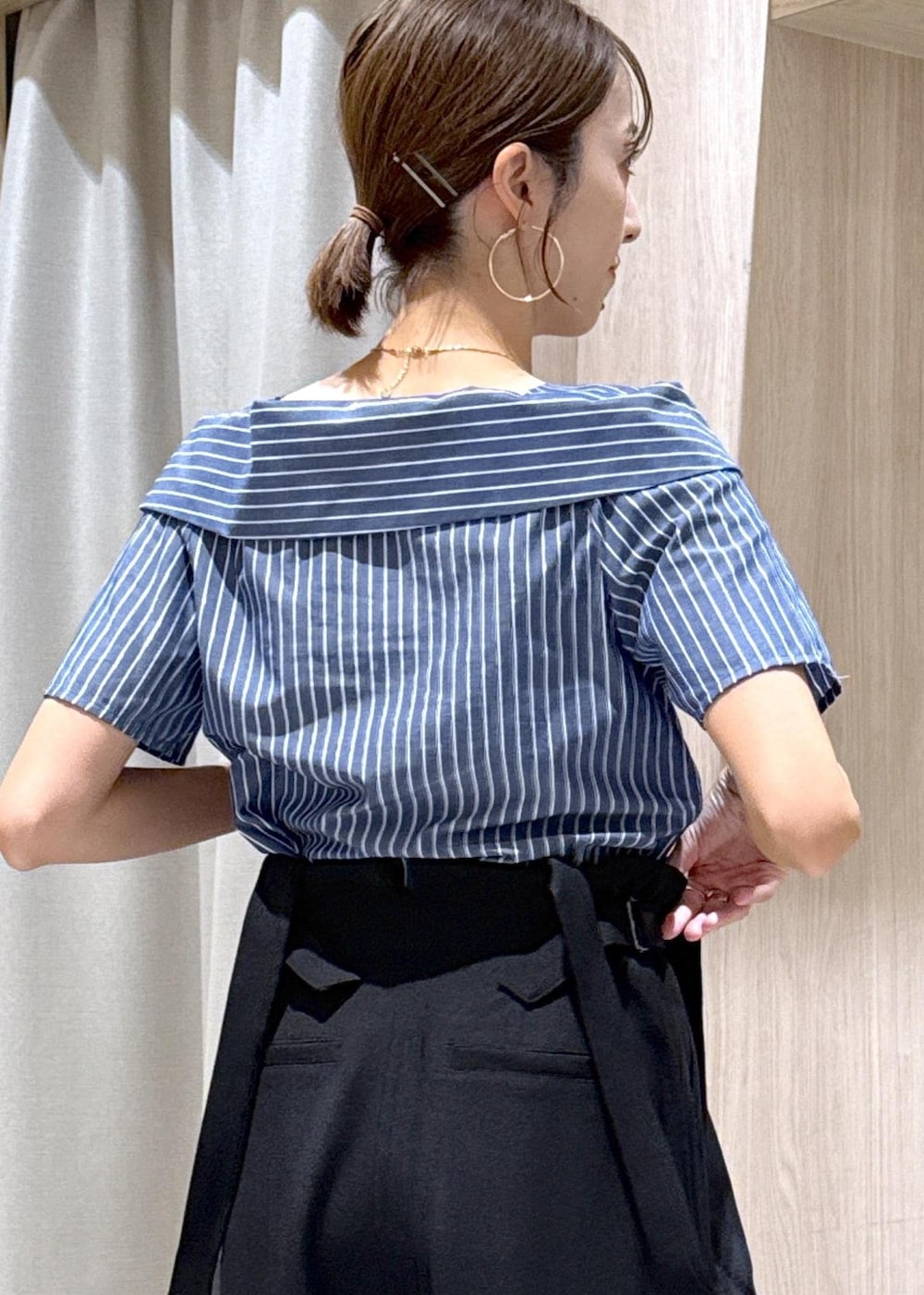 ブラック系のキャミソール、ブラック系のショルダーバッグ、ブルー系のシャツ/ブラウスを着用したレディースの夏コーディネートの8枚目の写真