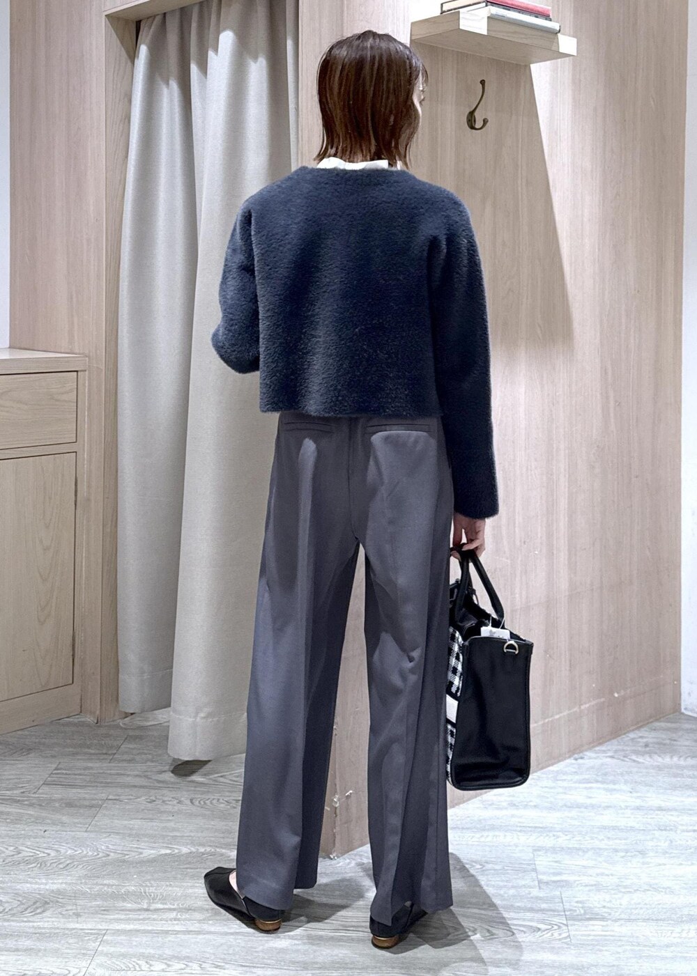 ブルー系のカーディガン/ボレロ、グレー系のその他パンツ、ホワイト系のシャツ/ブラウスを着用したレディースの冬コーディネートの7枚目の写真