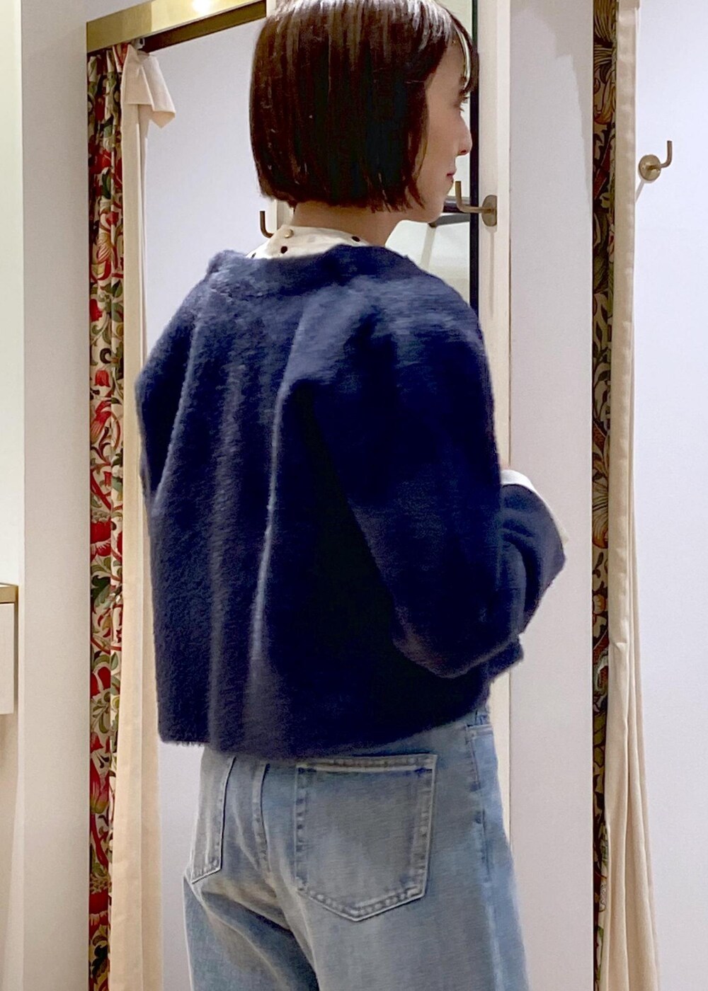 シルバー系のパンプス、ベージュ系のシャツ/ブラウス、ブルー系のカーディガン/ボレロを着用したレディースの冬コーディネートの10枚目の写真