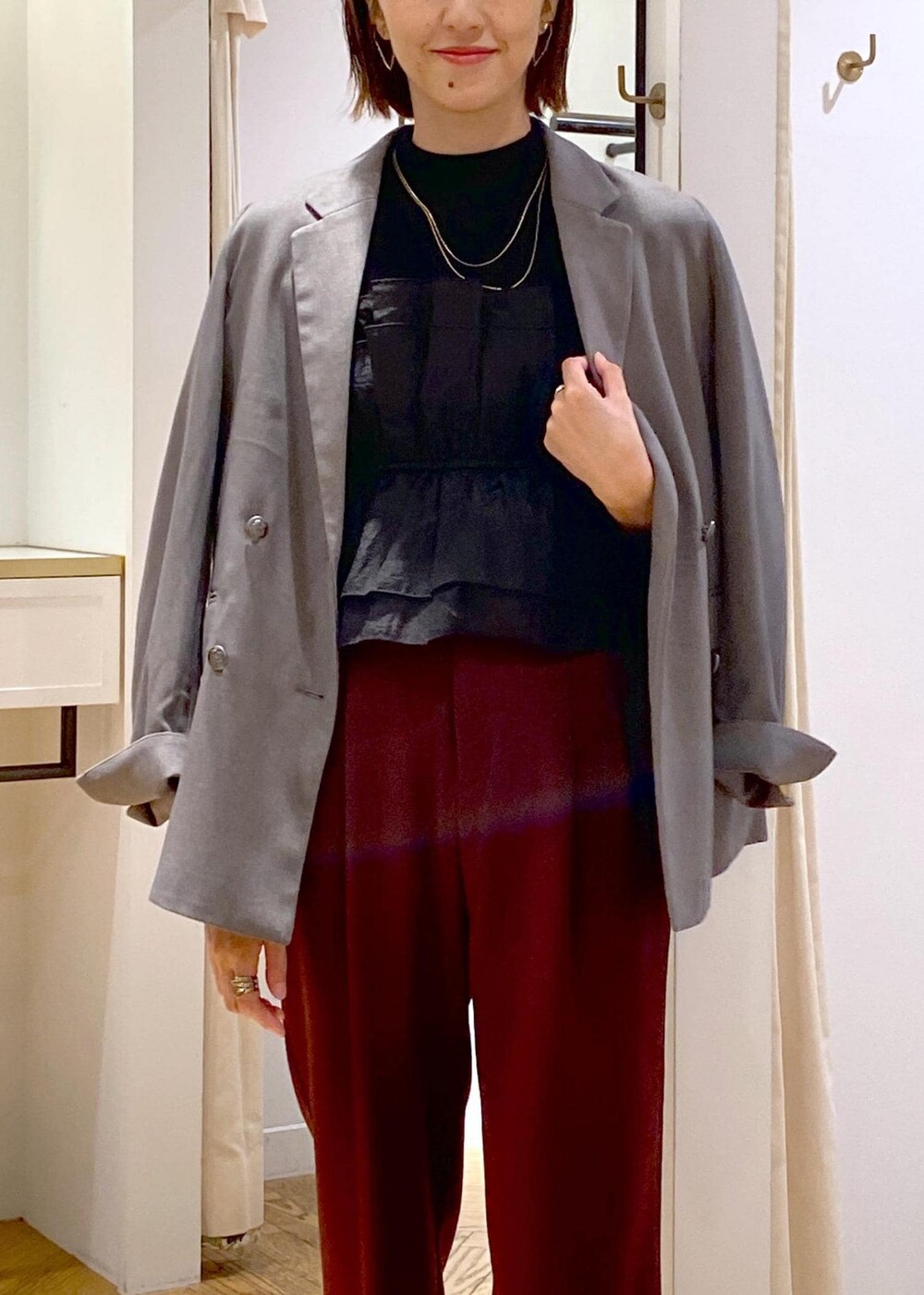 ブラック系のパンプス、ブラック系のニット/セーター、ブラウン系のその他パンツを着用したレディースの秋コーディネートの5枚目の写真