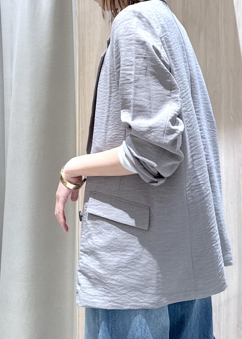 ブラック系のショルダーバッグ、ブラック系のパンプス、ホワイト系のTシャツ/カットソーを着用したレディースの春コーディネートの8枚目の写真