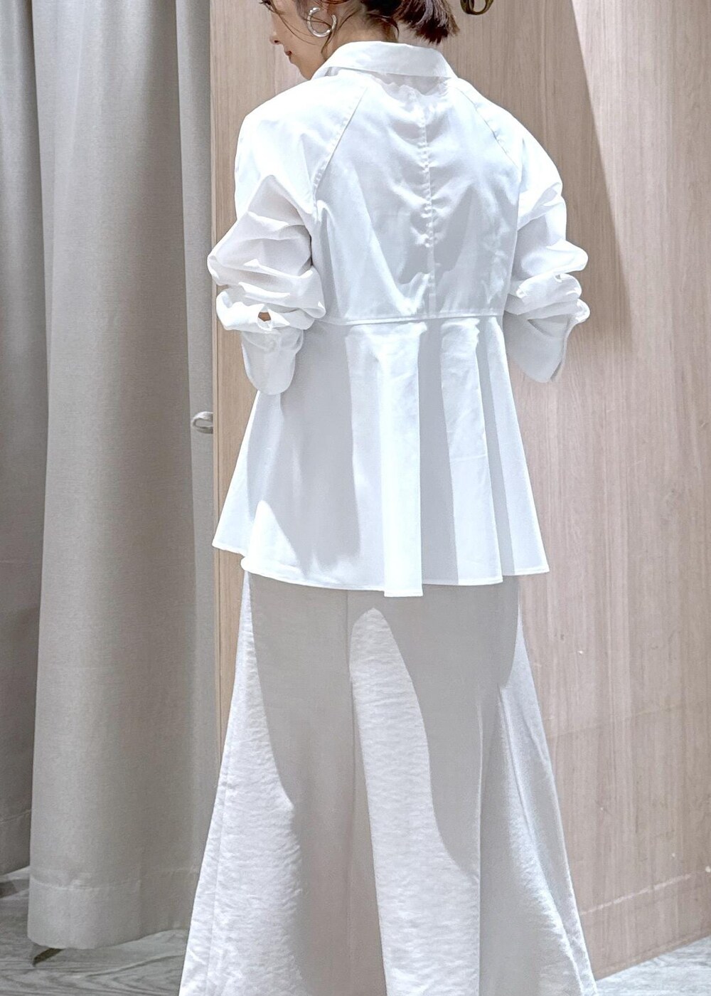 ホワイト系のシャツ/ブラウス、ホワイト系のショルダーバッグ、ブラウン系のパンプスを着用したレディースの春コーディネートの6枚目の写真