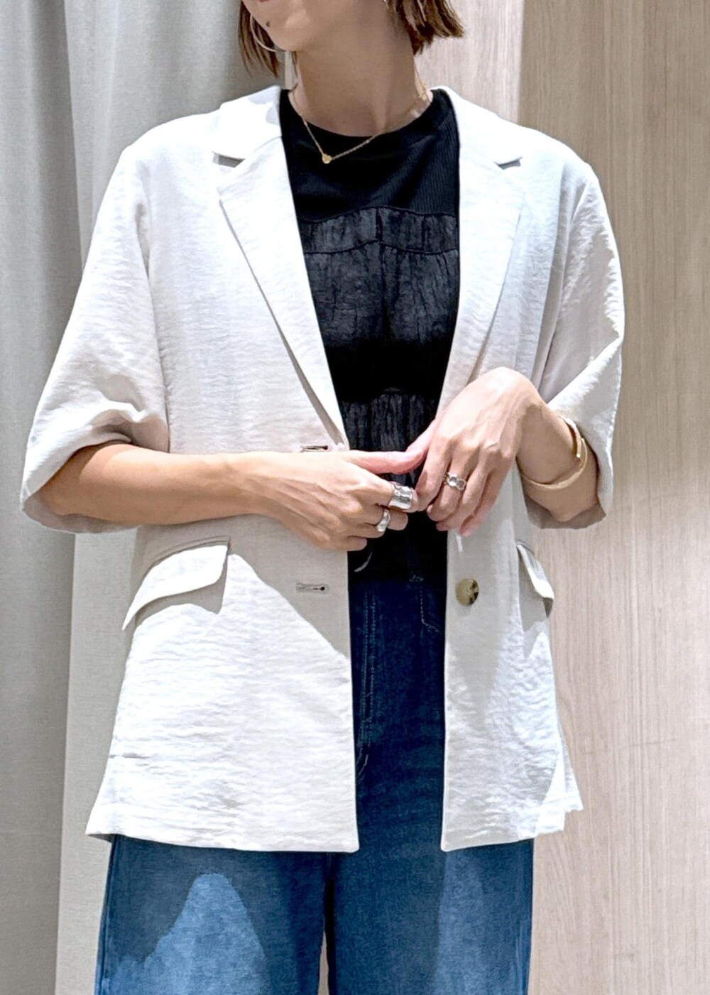 ホワイト系のショルダーバッグ、ブラック系のパンプス、ブラック系のTシャツ/カットソーを着用したレディースの夏コーディネートの9枚目の写真