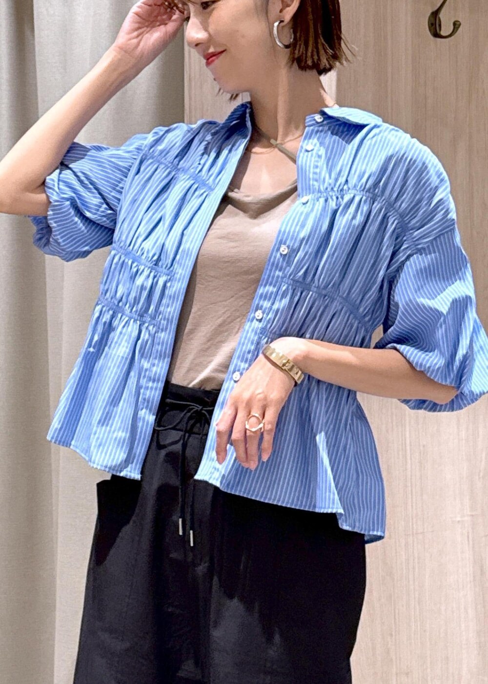 ベージュ系のキャミソール、ブルー系のシャツ/ブラウス、ブラック系のその他パンツを着用したレディースの夏コーディネートの8枚目の写真