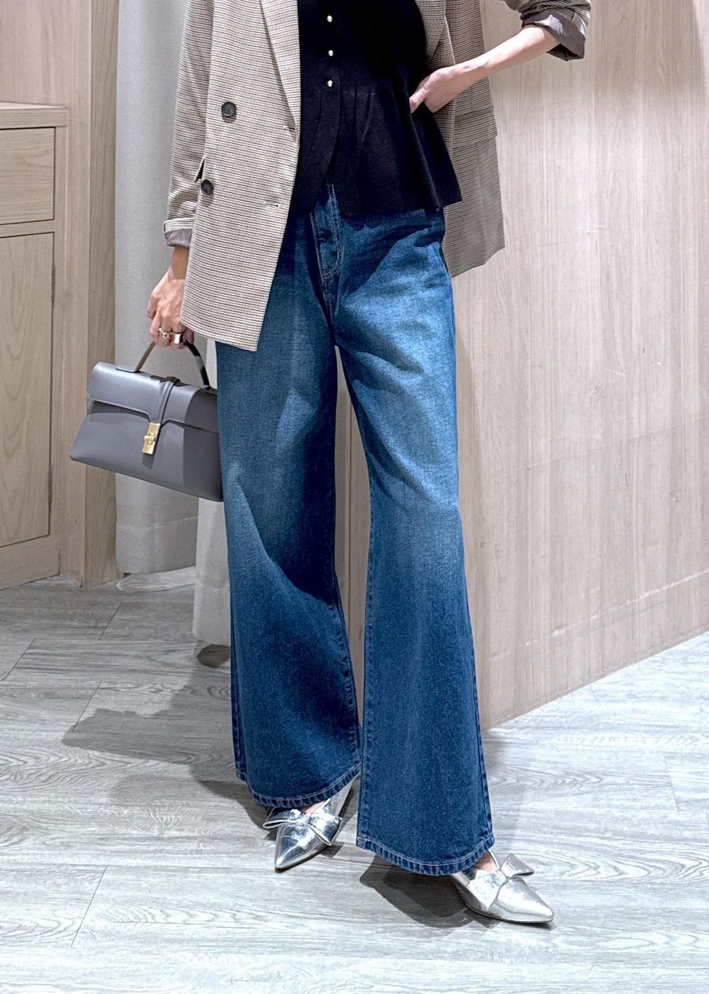 シルバー系のパンプス、グレー系のショルダーバッグ、ブラック系のカーディガン/ボレロを着用したレディースの秋コーディネートの5枚目の写真