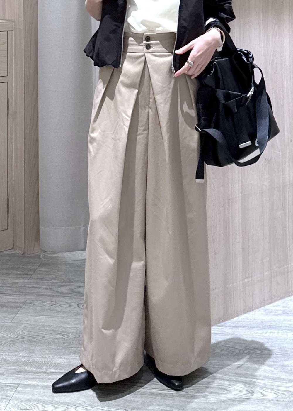 ブラック系のパンプス、ブラック系のトートバッグ、ベージュ系のその他パンツを着用したレディースの冬コーディネートの7枚目の写真