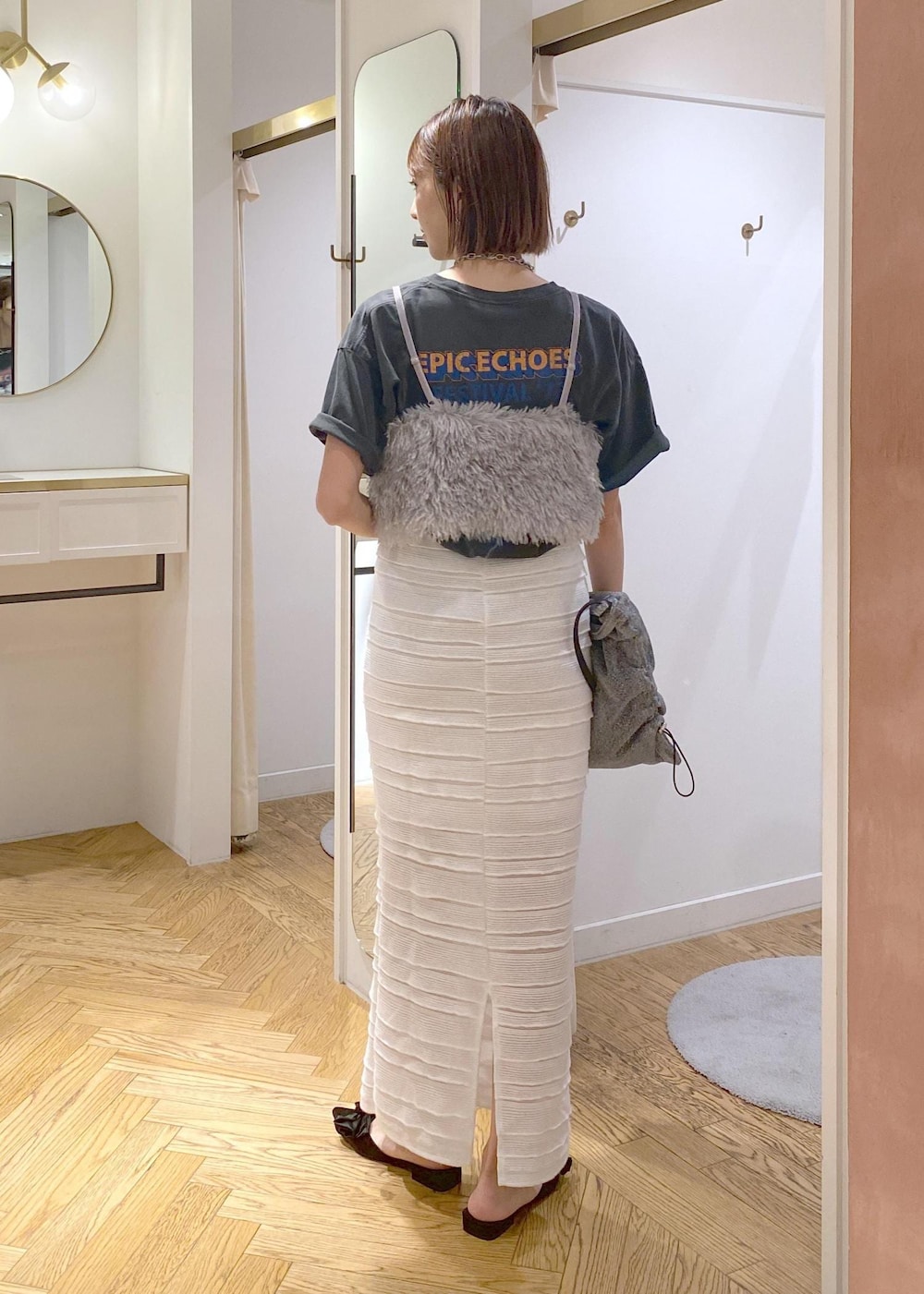 ホワイト系のスカート、シルバー系のショルダーバッグ、グレー系のキャミソールを着用したレディースの夏コーディネートの2枚目の写真