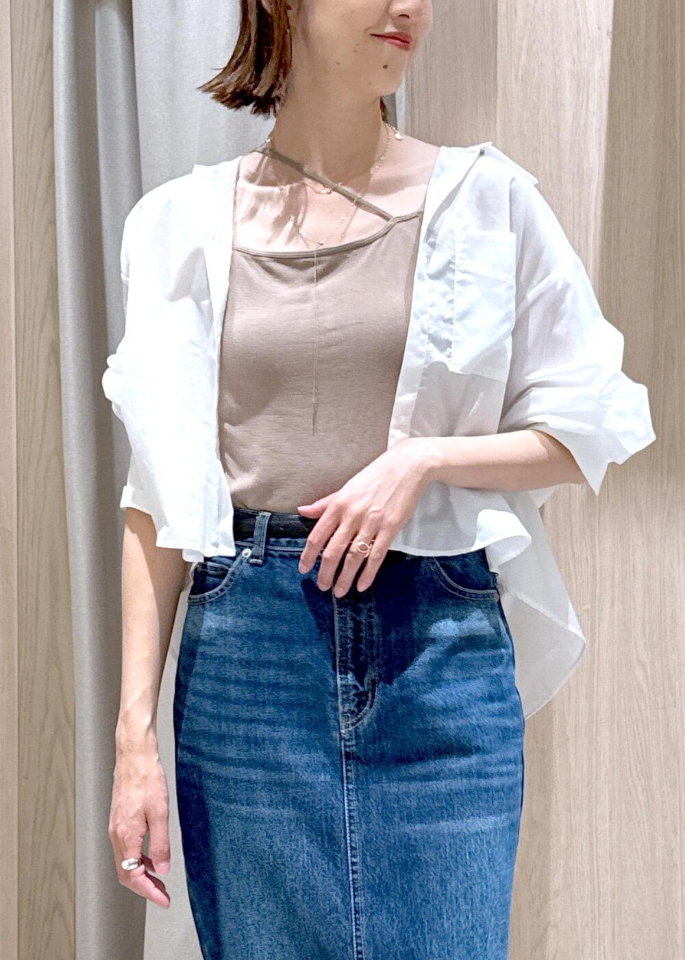 ブルー系のデニムスカート、ベージュ系のキャミソール、ブラック系のサンダルを着用したレディースの夏コーディネートの7枚目の写真