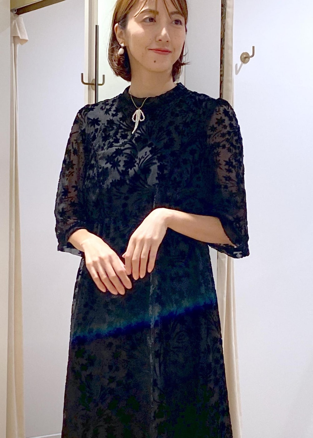 「ワンピースコーデ、お呼ばれ、結婚式、初秋コーデ、セレモニーコーデ、卒業式コーデ、卒園式コーデ、入学式コーデ、入園式コーデ、女子会コーデ、フェミニンコーデ、きれいめコーデ、VIS、ナチュラル、ブルべ夏」｜「VISのビジュー×淡水パールイヤリング（イヤリング、ゴールド系）」を使った、eric08さん（レディース・166cm）の秋コーディネートの6枚目の写真