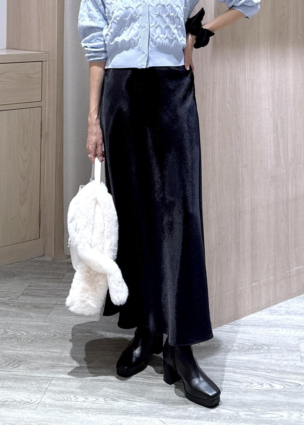 ホワイト系のショルダーバッグ、ホワイト系のキャミソール、ブラック系のブーツを着用したレディースの秋コーディネートの7枚目の写真