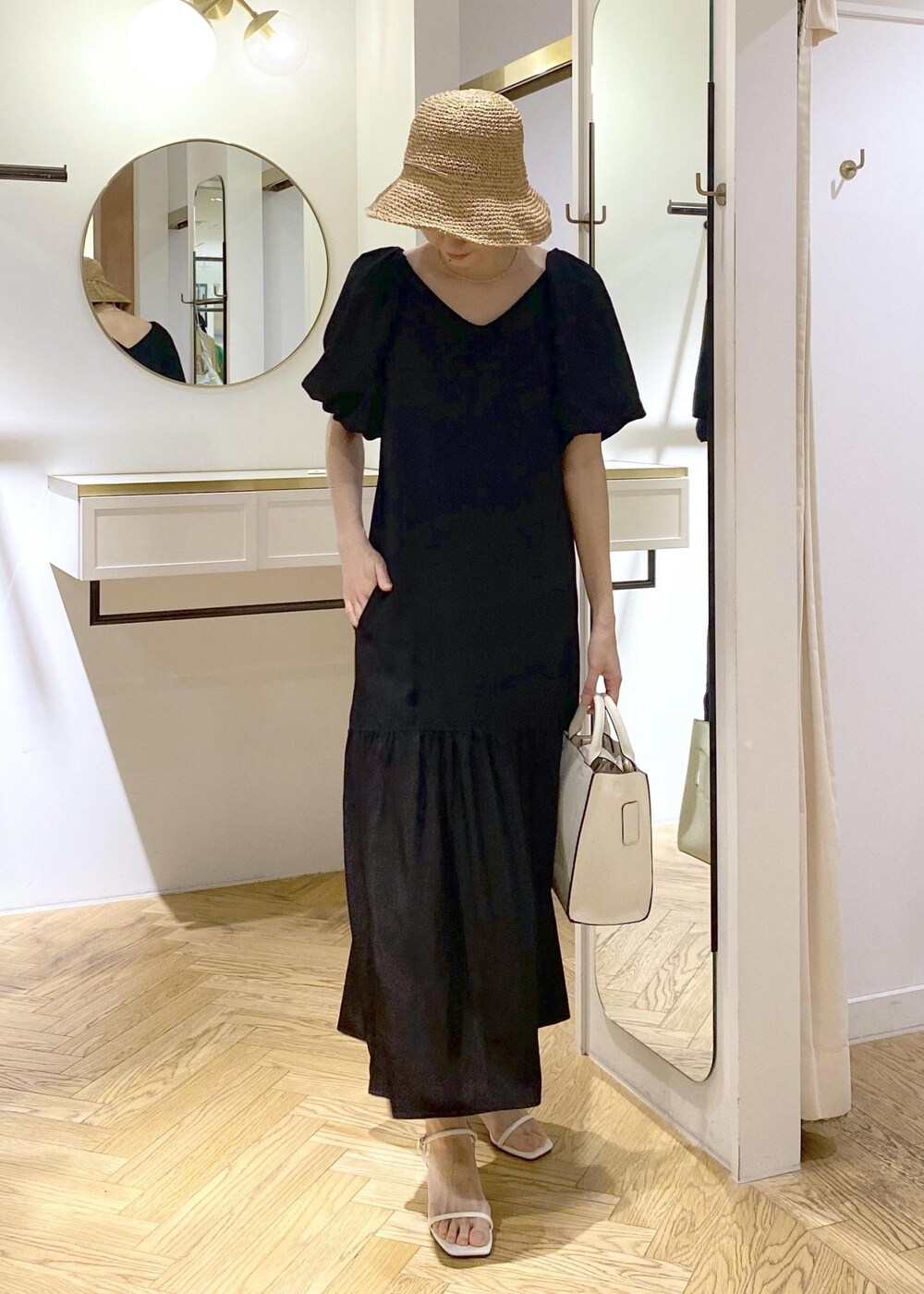 ブラック系のキャミソール、ホワイト系のサンダル、ホワイト系のハンドバッグを着用したレディースの春コーディネートの5枚目の写真