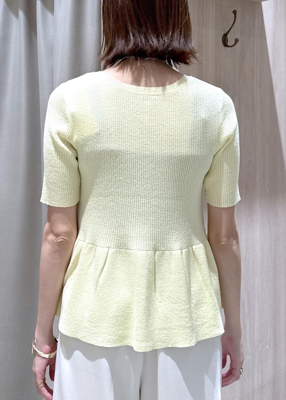 ホワイト系のその他パンツ、ブラック系のキャミソール、イエロー系のカーディガン/ボレロを着用したレディースの夏コーディネートの7枚目の写真