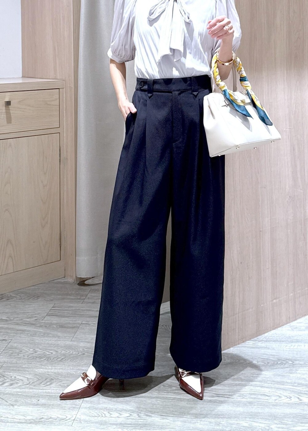 ブラウン系のパンプス、グレー系のシャツ/ブラウス、ブルー系のその他パンツを着用したレディースの春コーディネートの5枚目の写真