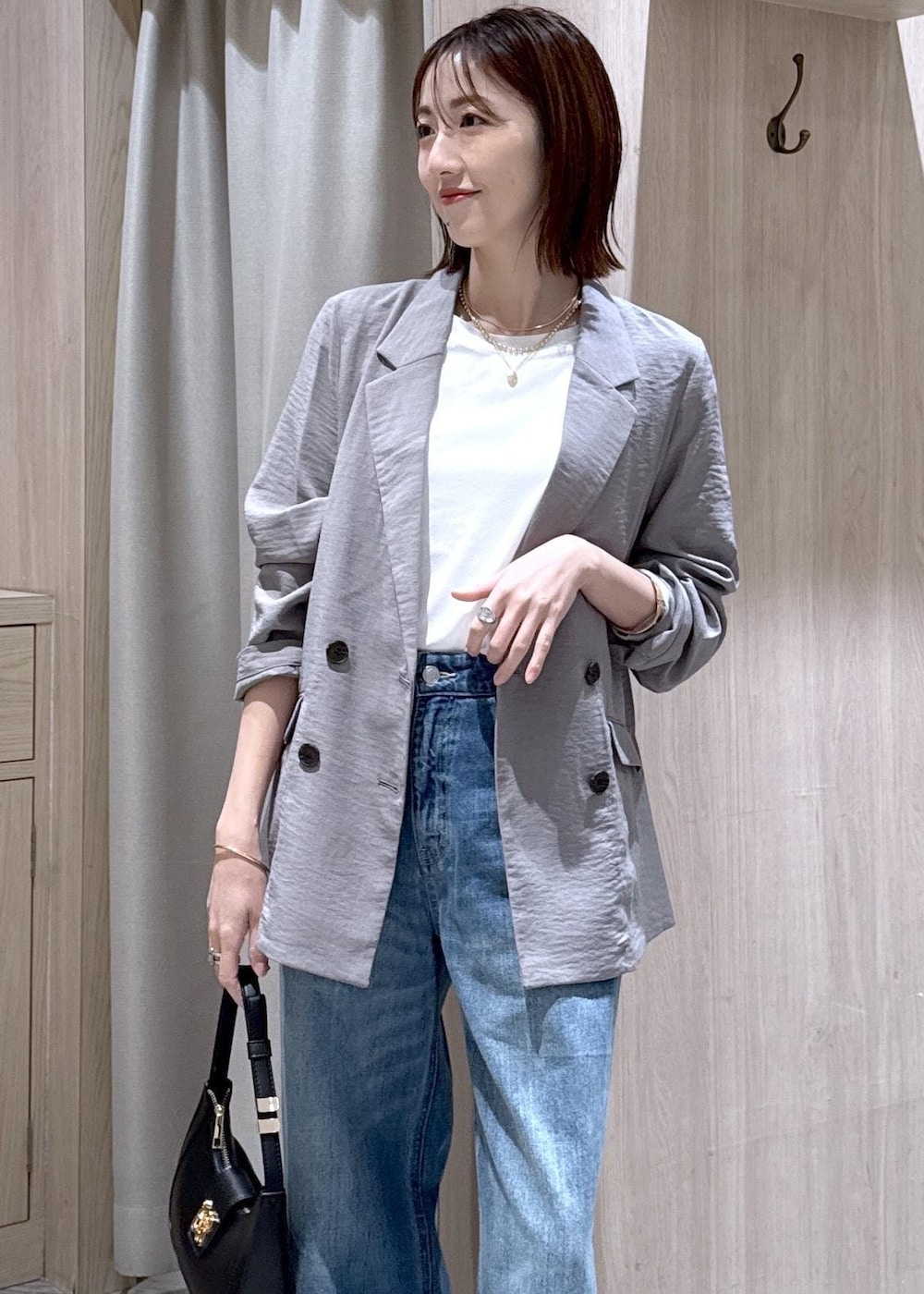 ブラック系のショルダーバッグ、ブラック系のパンプス、ホワイト系のTシャツ/カットソーを着用したレディースの春コーディネートの3枚目の写真