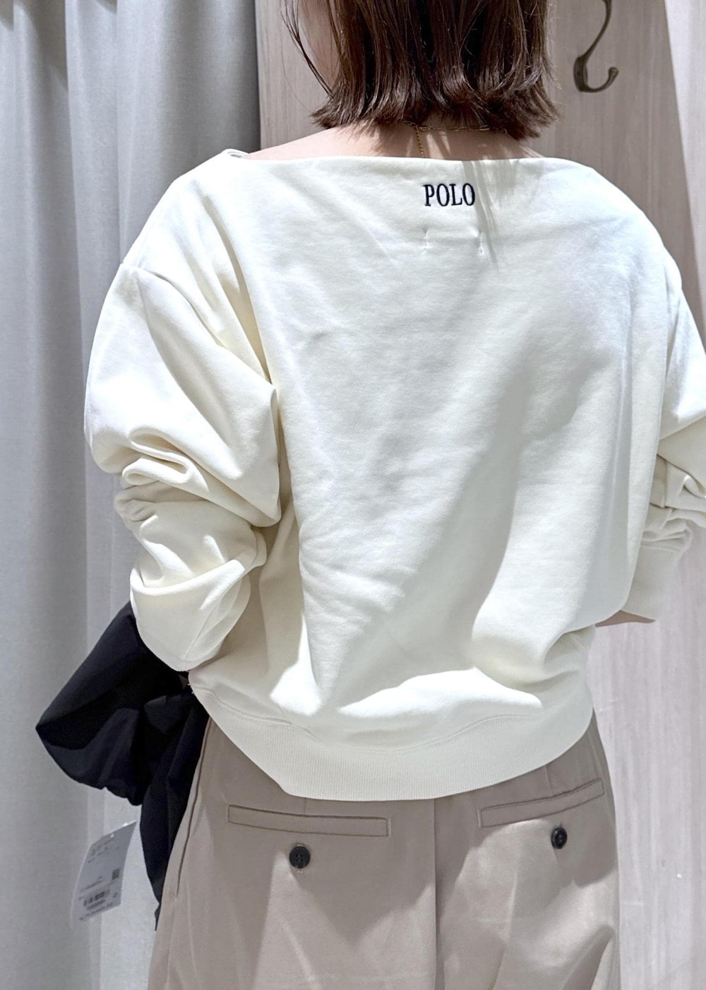 ブラック系のパンプス、ブラック系のトートバッグ、ベージュ系のその他パンツを着用したレディースの冬コーディネートの9枚目の写真