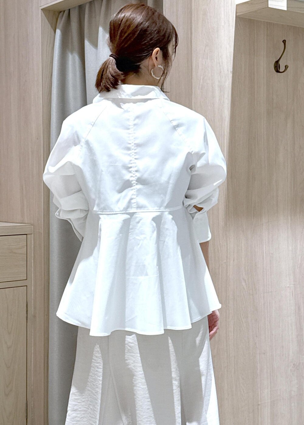 ホワイト系のシャツ/ブラウス、ホワイト系のショルダーバッグ、ブラウン系のパンプスを着用したレディースの春コーディネートの10枚目の写真