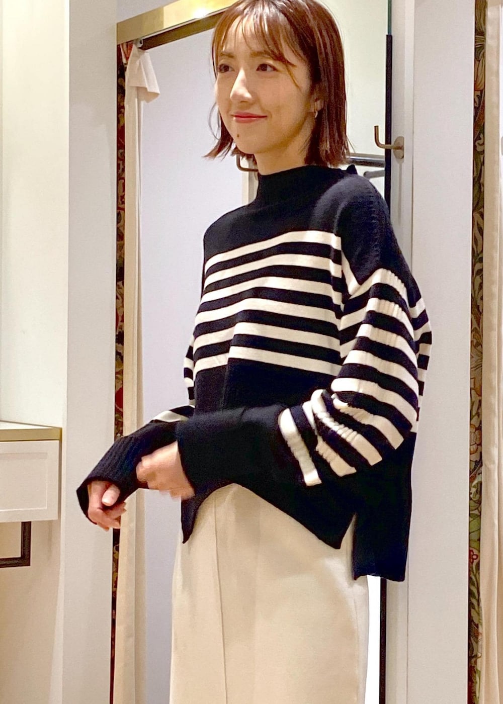 ブラック系のショルダーバッグ、ブラウン系のブーツ、ブラック系のニット/セーターを着用したレディースの秋コーディネートの9枚目の写真