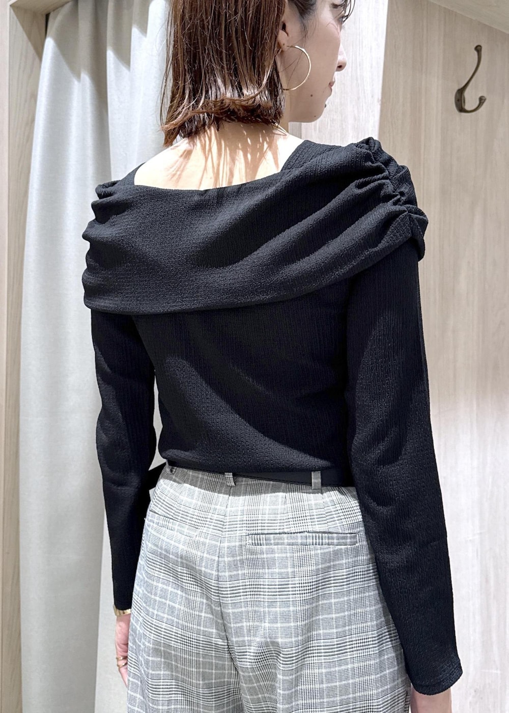 グレー系のその他パンツ、ブルー系のショルダーバッグ、ブラック系のTシャツ/カットソーを着用したレディースの夏コーディネートの9枚目の写真