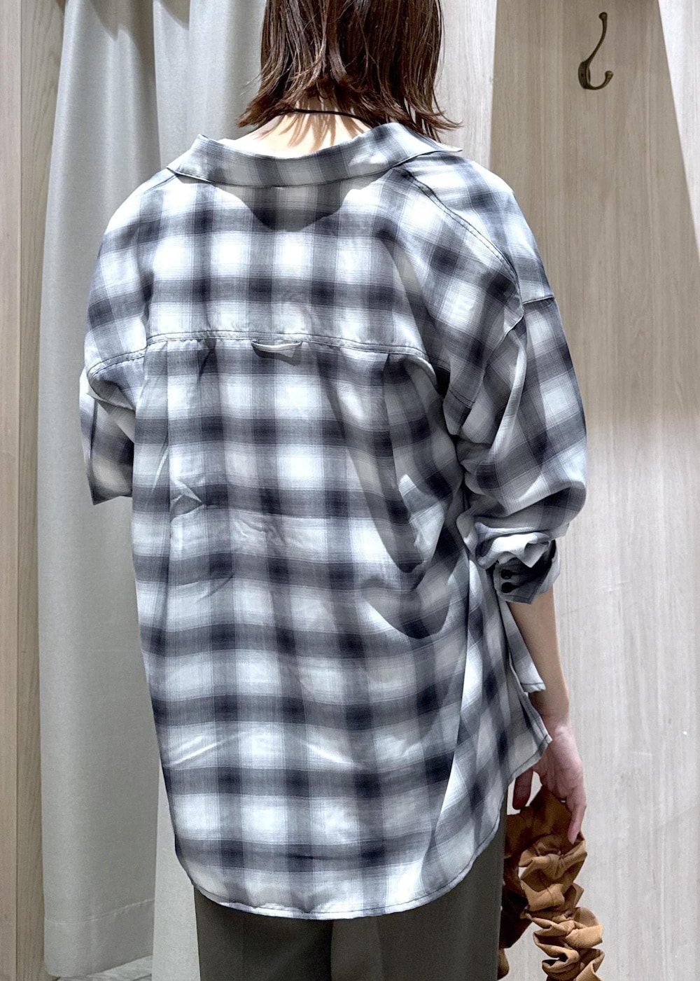 ブラック系のシャツ/ブラウス、ホワイト系のTシャツ/カットソー、グリーン系のその他パンツを着用したレディースの夏コーディネートの8枚目の写真