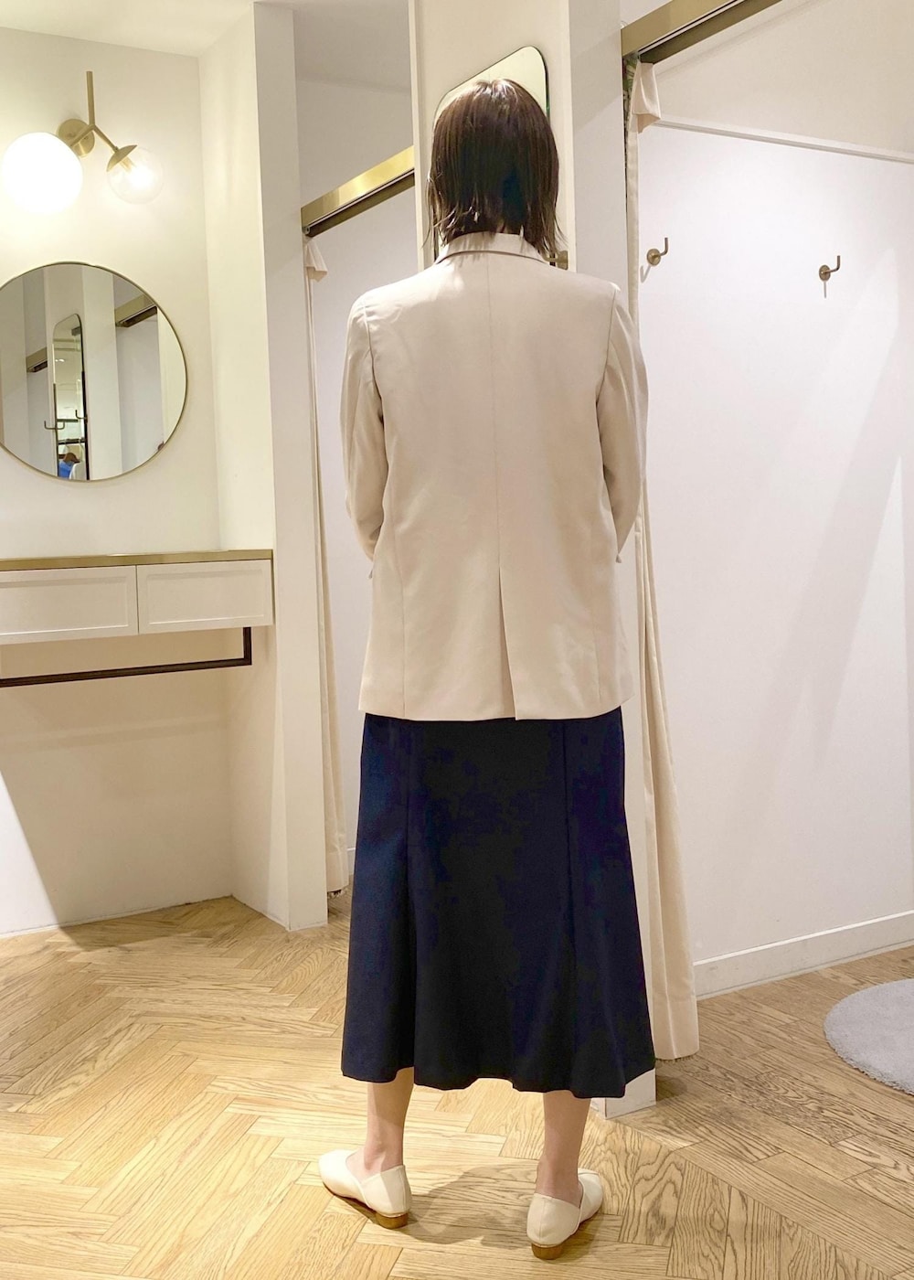 ベージュ系のトートバッグ、ホワイト系のパンプス、ホワイト系のシャツ/ブラウスを着用したレディースの春コーディネートの3枚目の写真