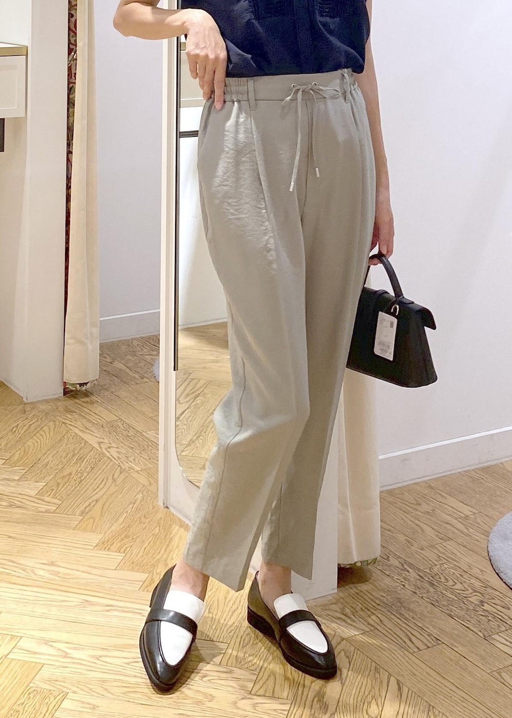 ブラック系のキャミソール、ブラック系のローファー、ブラック系のショルダーバッグを着用したレディースの夏コーディネートの10枚目の写真