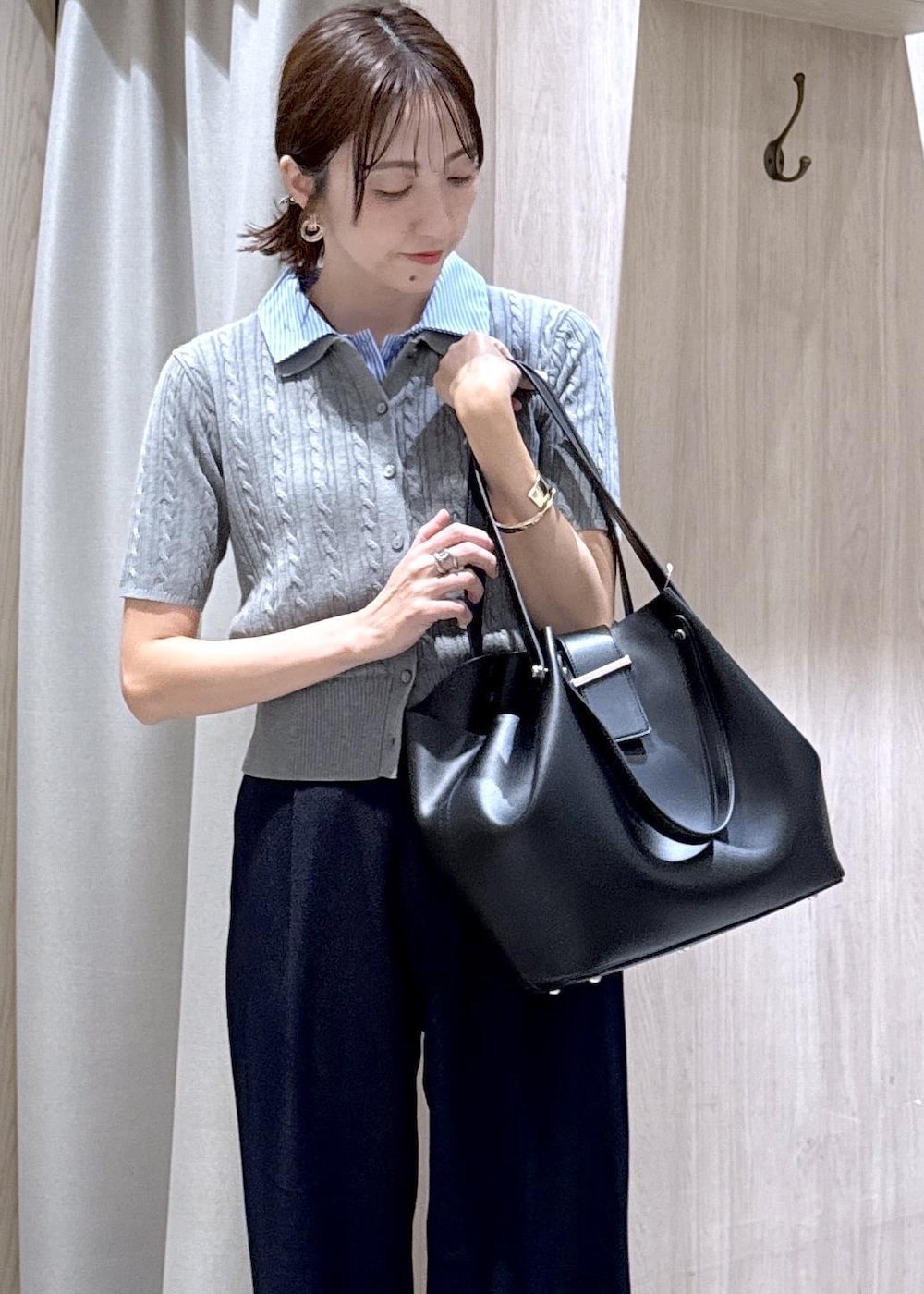 グレー系のカーディガン/ボレロ、ブルー系のその他パンツ、ブラック系のビジネスバッグを着用したレディースの夏コーディネートの5枚目の写真