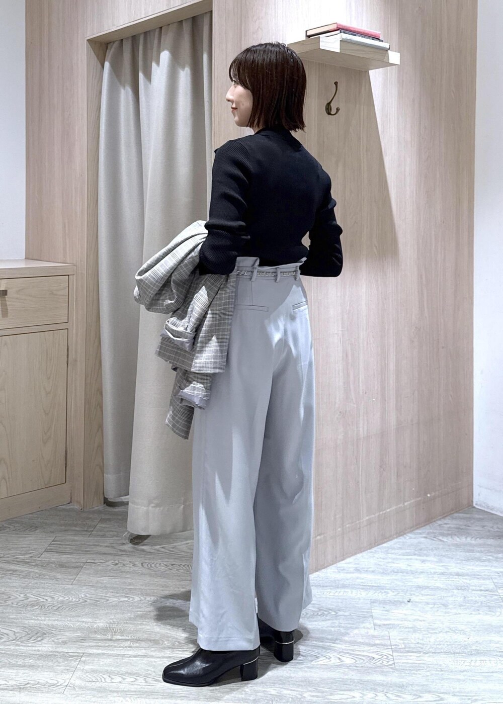 ブルー系のその他パンツ、グレー系のテーラードジャケット、ブラック系のハンドバッグを着用したレディースの秋コーディネートの6枚目の写真
