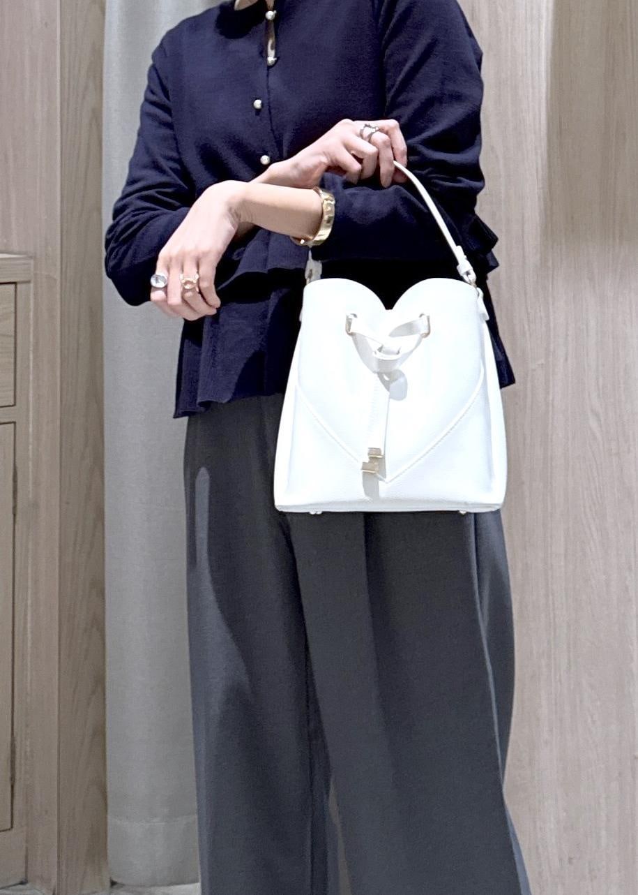 ホワイト系のショルダーバッグ、ブルー系のカーディガン/ボレロ、グレー系のその他アウターを着用したレディースの冬コーディネートの5枚目の写真