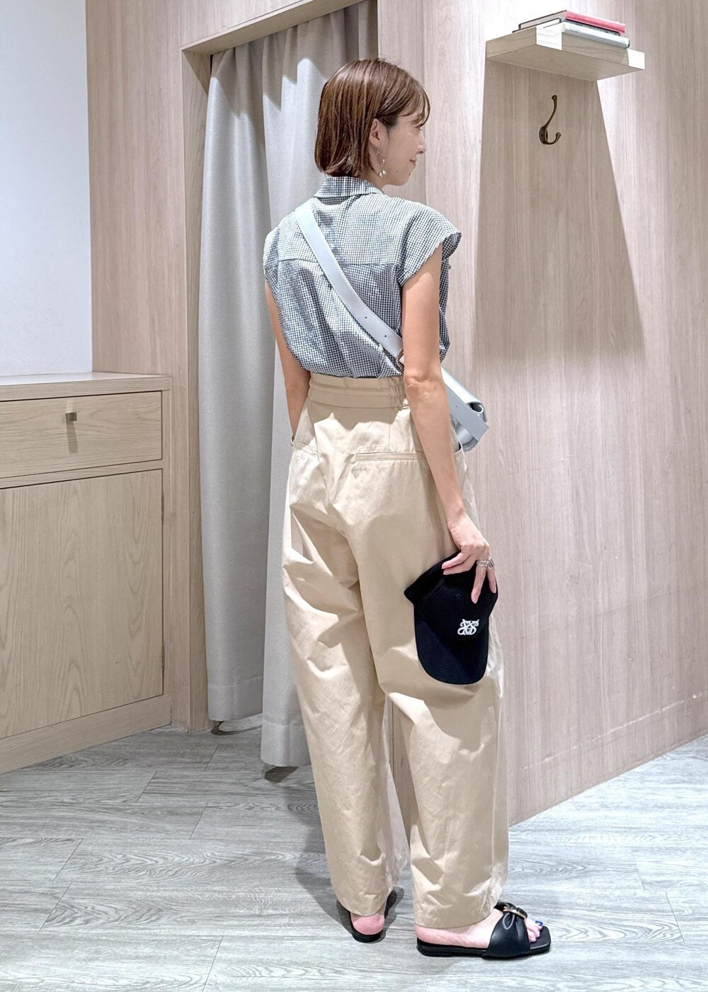 ブラック系のサンダル、ブラック系のシャツ/ブラウス、ベージュ系のその他パンツを着用したレディースの夏コーディネートの4枚目の写真