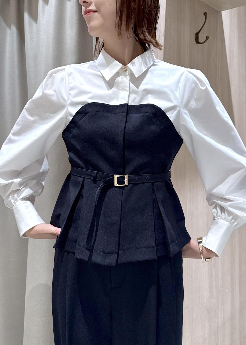 ブルー系のテーラードジャケット、ブルー系のその他パンツ、ブルー系のシャツ/ブラウスを着用したレディースの冬コーディネートの7枚目の写真