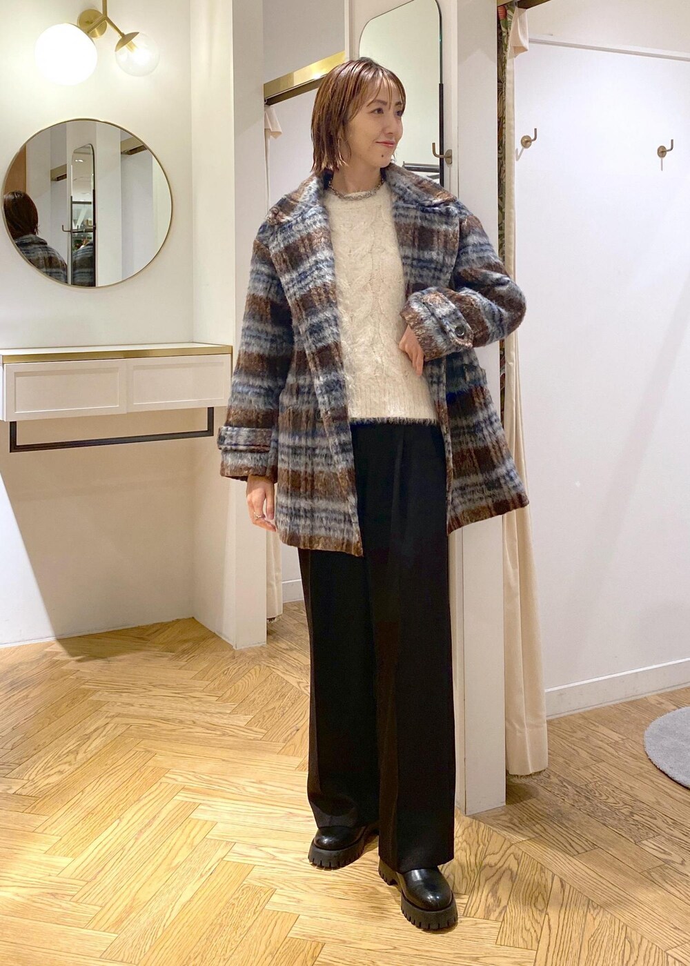 「大人シンプル、キレイめシンプル、キレイめカジュアル、高身長コーディネート、ニットコーデ、白ニット、お出かけ、ママコーデ、シンプルカジュアル、アウター、コート、羽織り、初冬コーデ、冬コーデ、デートコーデ」｜「VISのチェーン付きワンハンドルバッグ（ハンドバッグ、ブラック系）」を使った、eric08さん（レディース・166cm）の秋コーディネートの8枚目の写真