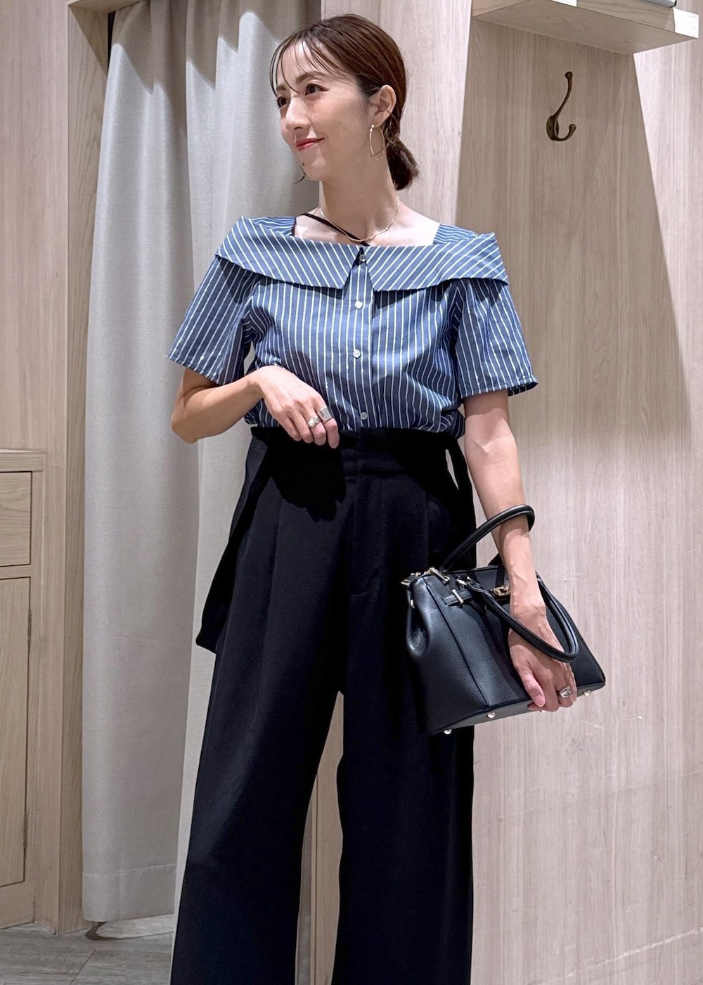 ブラック系のキャミソール、ブラック系のショルダーバッグ、ブルー系のシャツ/ブラウスを着用したレディースの夏コーディネートの6枚目の写真