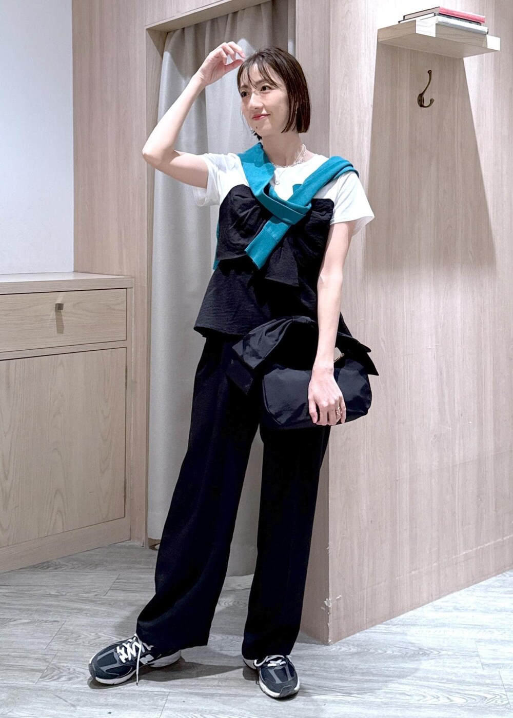 ブルー系のカーディガン/ボレロ、ブラック系のTシャツ/カットソー、ブラック系のスラックスを着用したレディースの春コーディネートの2枚目の写真