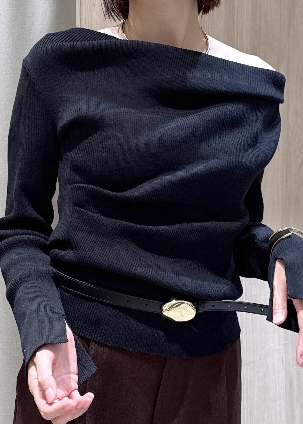 ブラウン系のその他パンツ、ブラウン系のショルダーバッグ、ブラック系のニット/セーターを着用したレディースの秋コーディネートの9枚目の写真