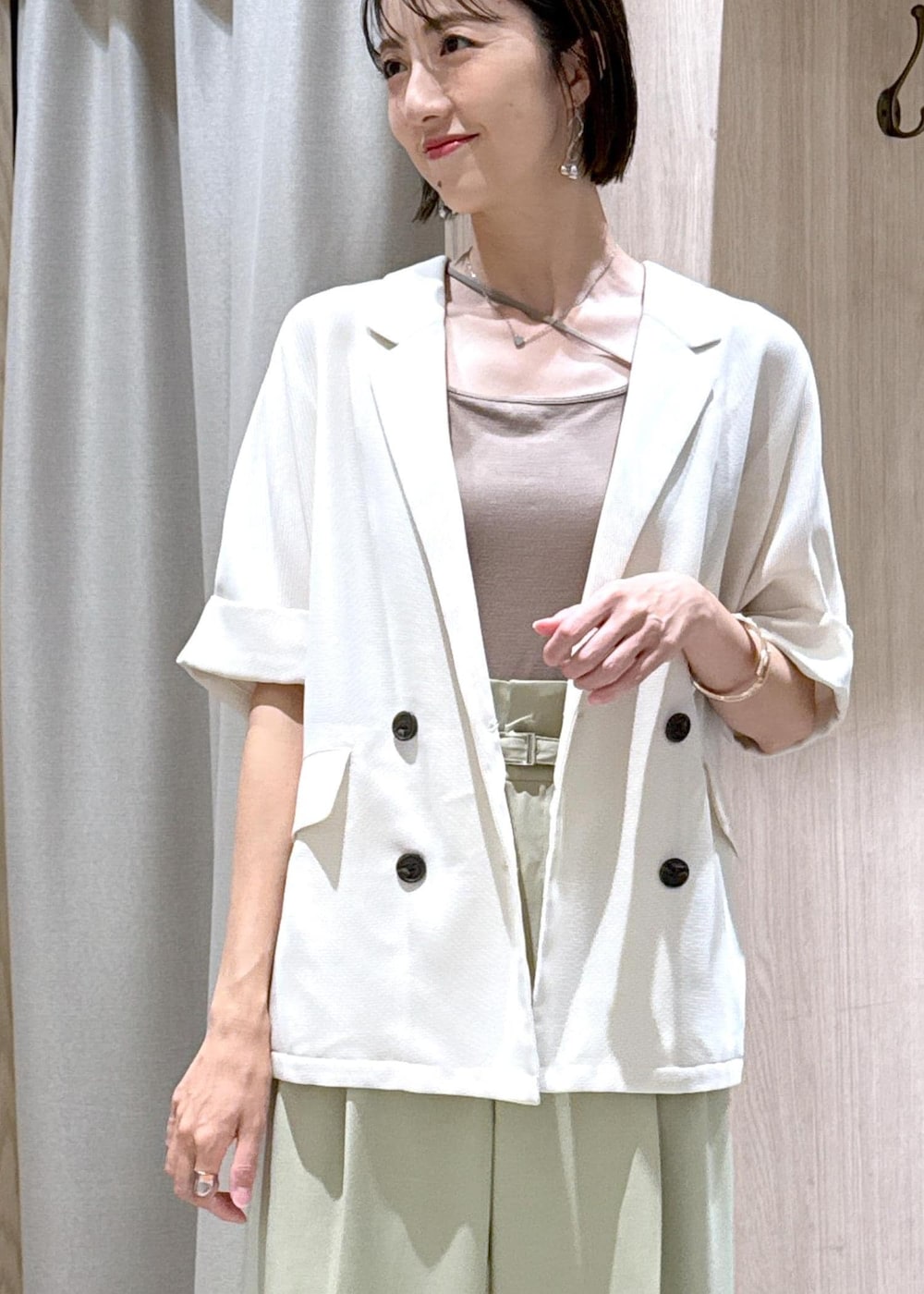 ベージュ系のキャミソール、ブラック系のサンダル、ブラック系のトートバッグを着用したレディースの夏コーディネートの8枚目の写真