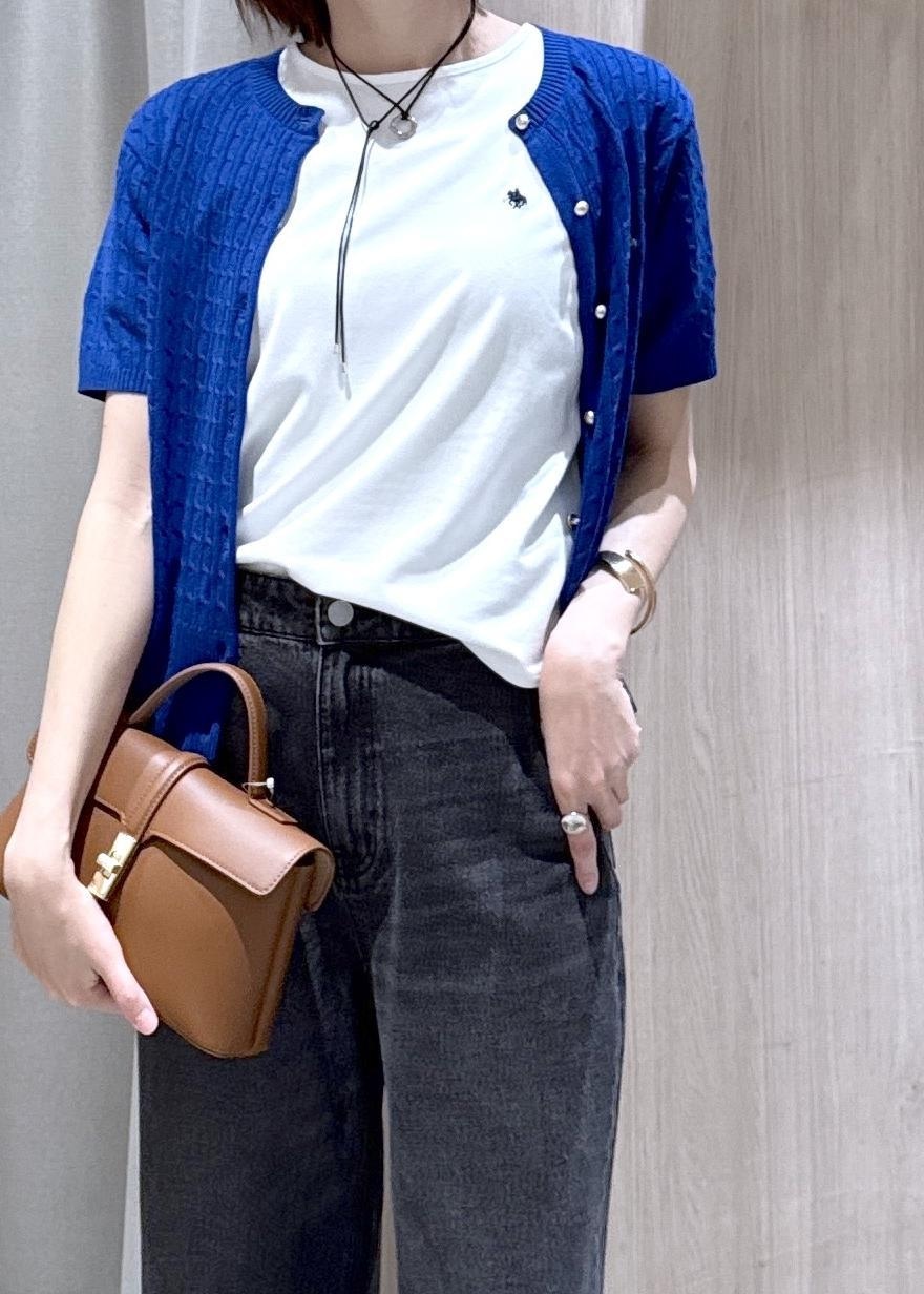 イエロー系のショルダーバッグ、ブラック系のデニムパンツ、ホワイト系のTシャツ/カットソーを着用したレディースの春コーディネートの5枚目の写真