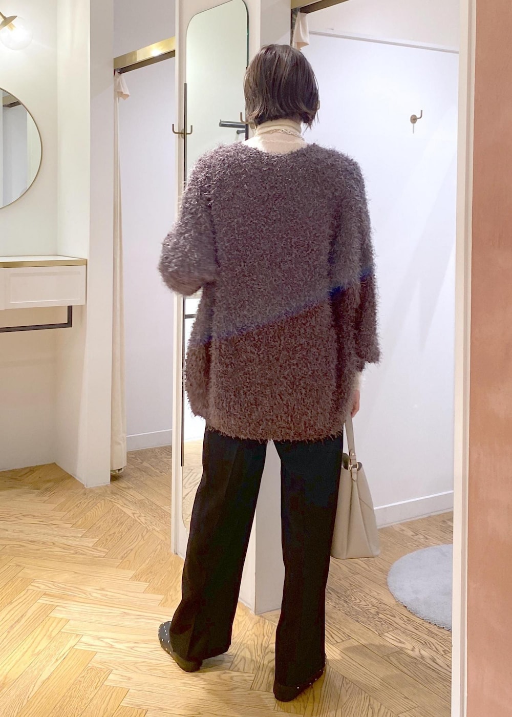 ブラック系のバレエシューズ、グレー系のカーディガン/ボレロ、ホワイト系のニット/セーターを着用したレディースの秋コーディネートの3枚目の写真