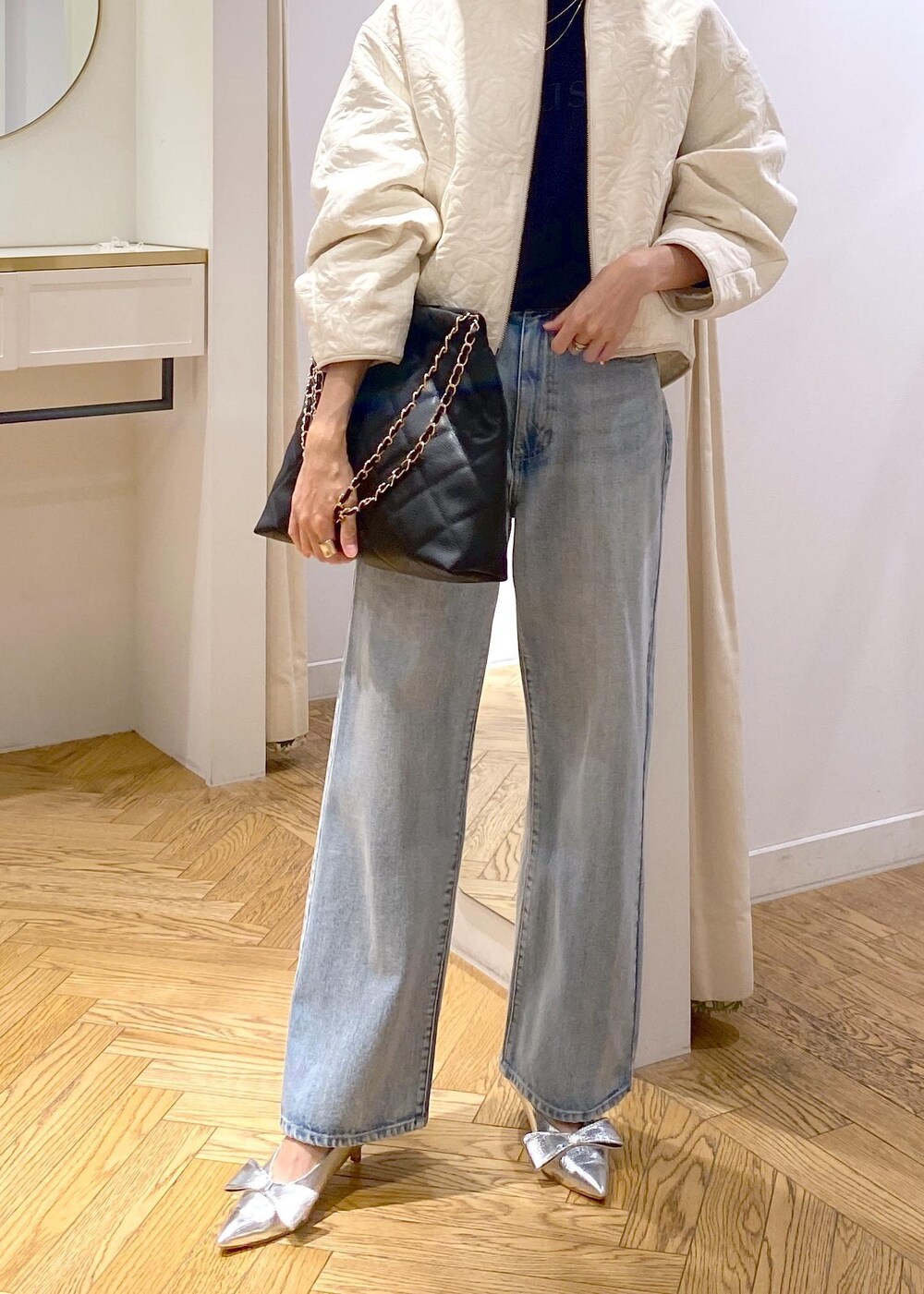 シルバー系のパンプス、ホワイト系のブルゾン、ブルー系のニット/セーターを着用したレディースの秋コーディネートの5枚目の写真