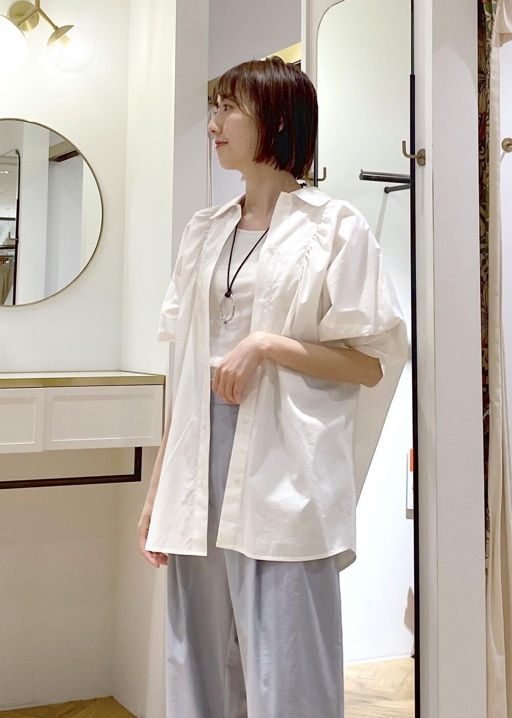 ブラック系のサンダル、ホワイト系のキャミソール、ホワイト系のシャツ/ブラウスを着用したレディースの春コーディネートの4枚目の写真