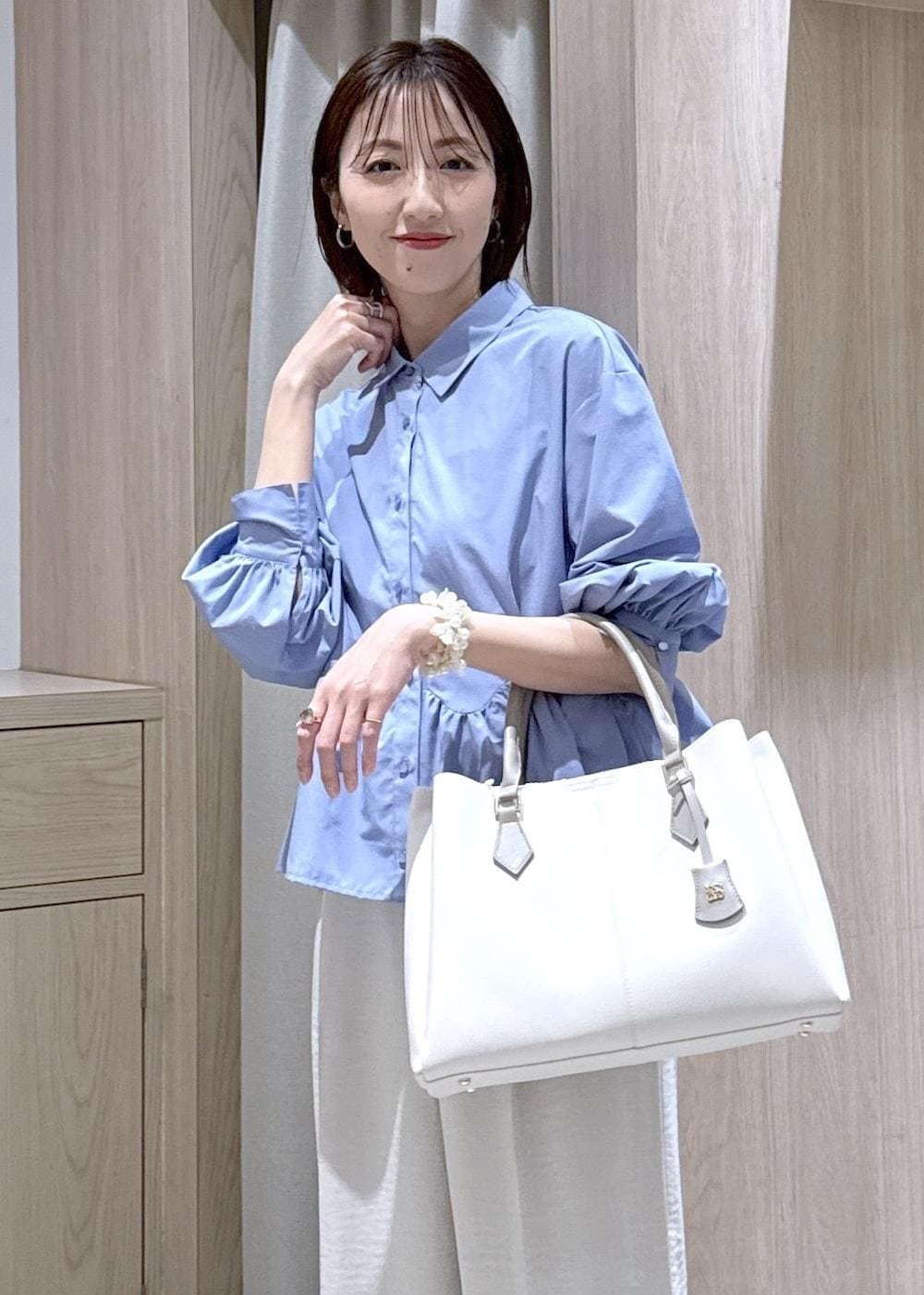 ホワイト系のパンプス、ホワイト系のその他パンツ、ホワイト系のトートバッグを着用したレディースの春コーディネートの3枚目の写真